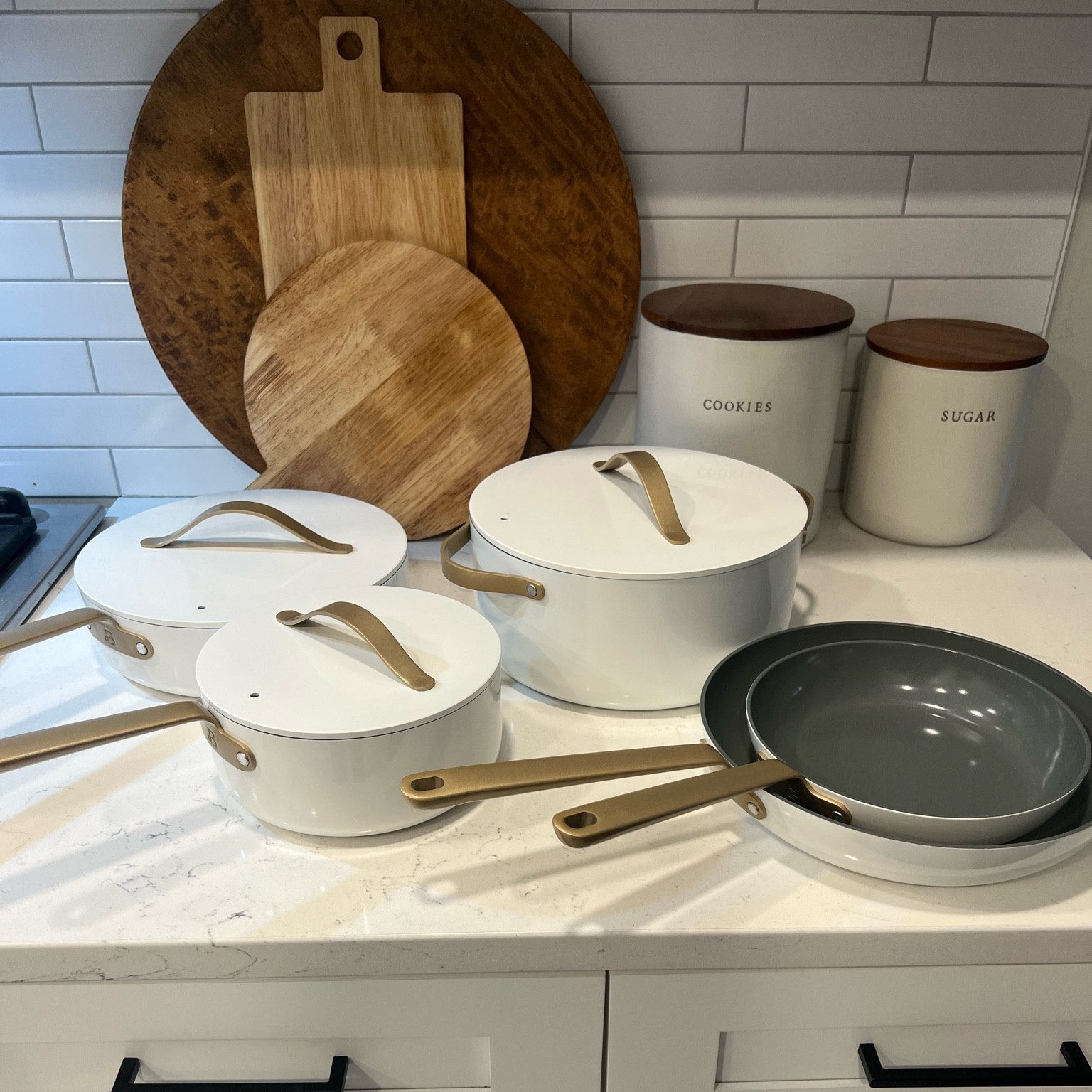 Drew Barrymore's beautiful pot set  is so good!! 😍
