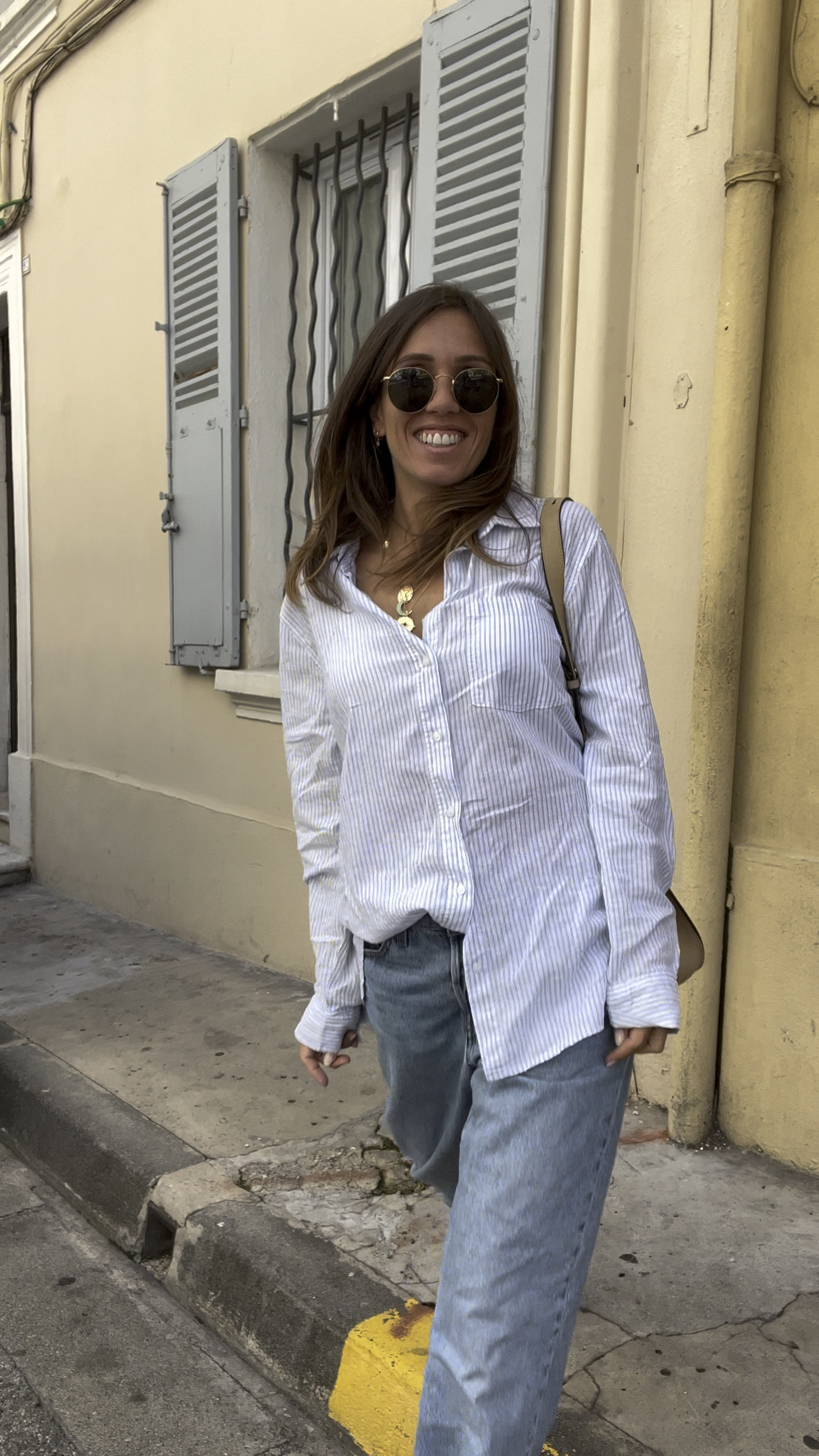 Mon look du jour 🦋 une chemise à rayures bleues, un jean Levis large et une paire de sabot. Un look de printemps simple. Pour info j’ai surtaillé le jean pour l’effet baggy. #casual #ideedelook #looksujour #sabot #mules 

#LTKshoecrush #LTKunder100 #LTKstyletip