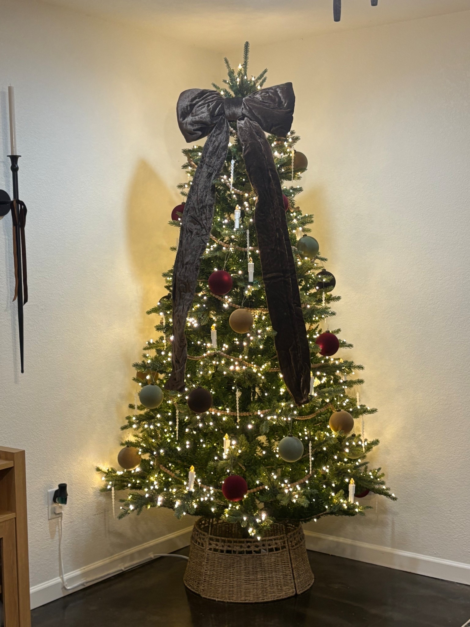 My favorite timeeeee #christmas #tree #christmastree #ornaments #christmasdecor #christmasornaments #christmastreeideas #velvetornaments 