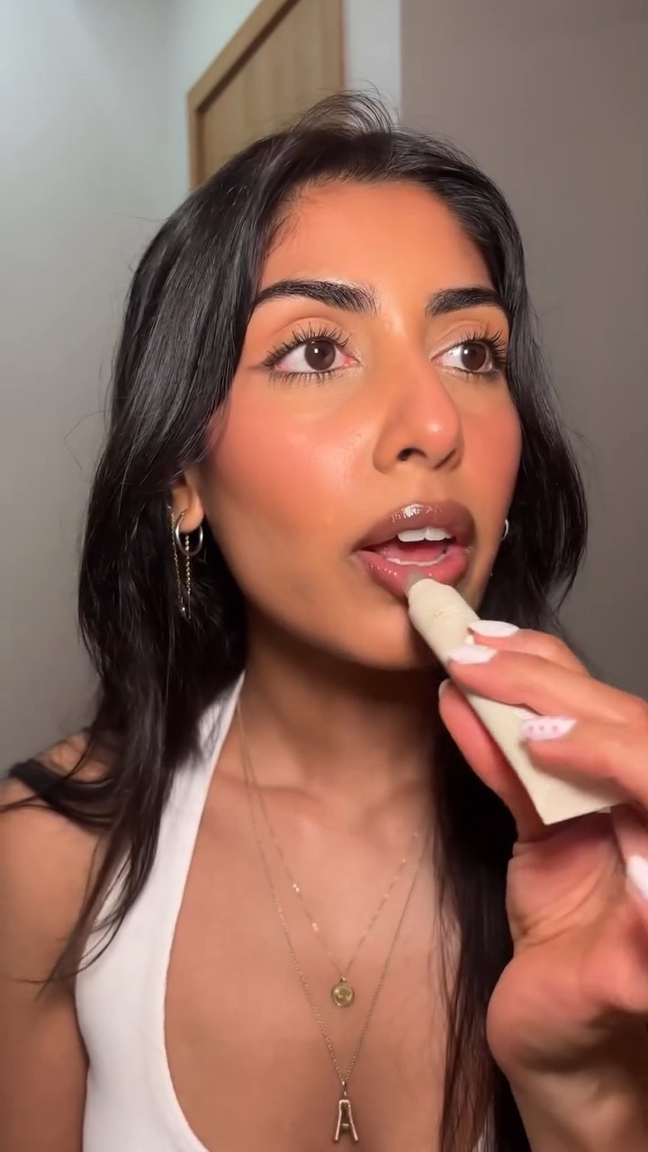 @covergirl squishy glaze in toasted vanilla marshmallow 🤍
.
.
.
#covergirl #vanilla #lipbalm