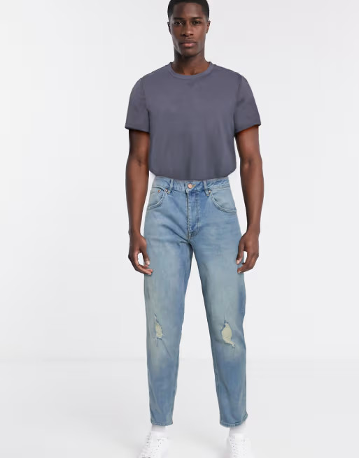 ASOS DESIGN – Karottenjeans in verwaschenem Hellblau mit Zierrissen am Knie | ASOS (Global)
