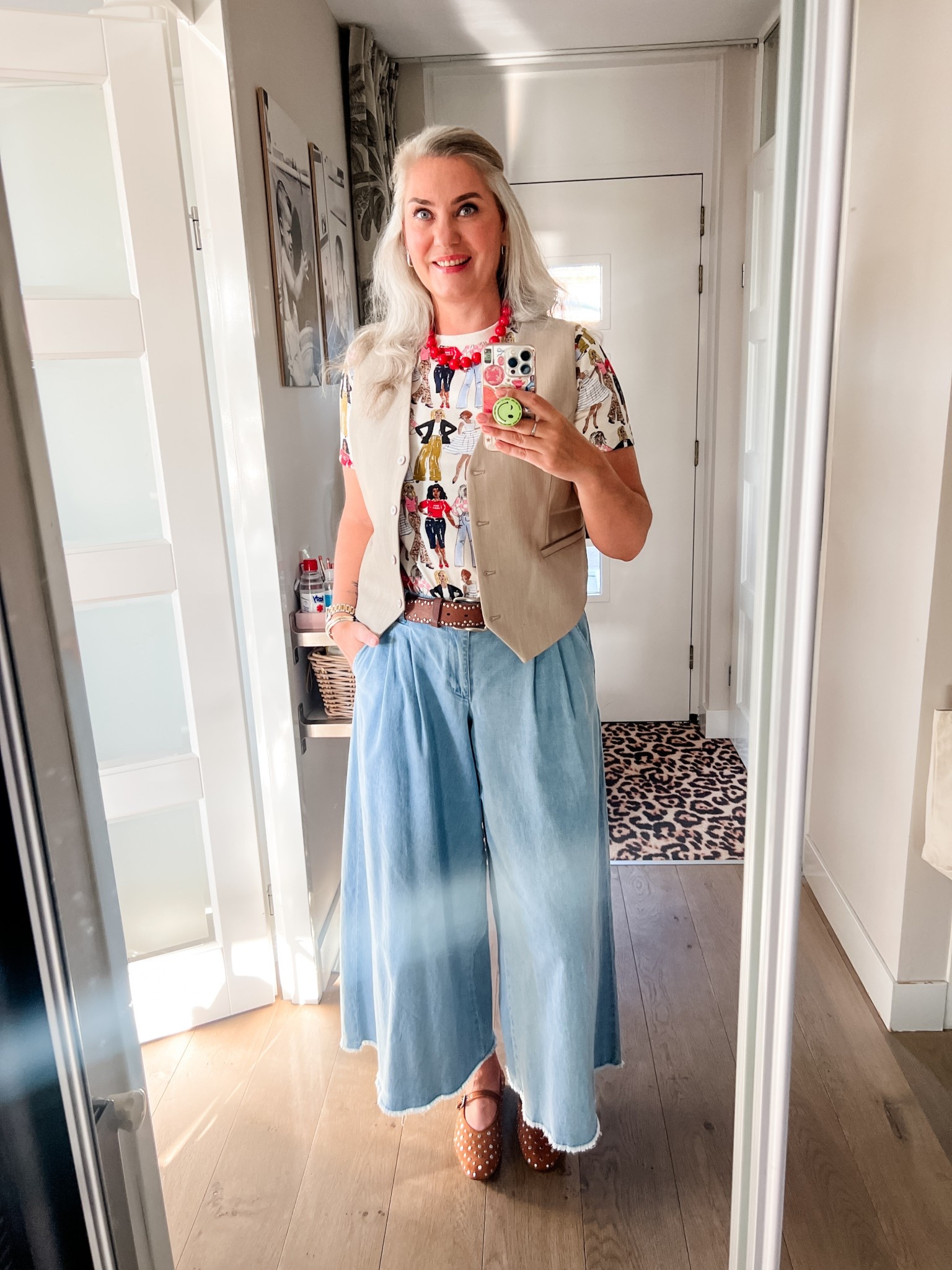 Ootd - Wednesday. Printed t-shirt (Wibra, 40), light denim culottes (40, https://bonprix-nl.mtpc.se/5286111), beige gilet (Norah, 42), red beaded necklace, brown studded belt (old) and brown studded Mary Jane ballerina shoes (tts)



#LTKspring #LTKeurope #LTKnederlands