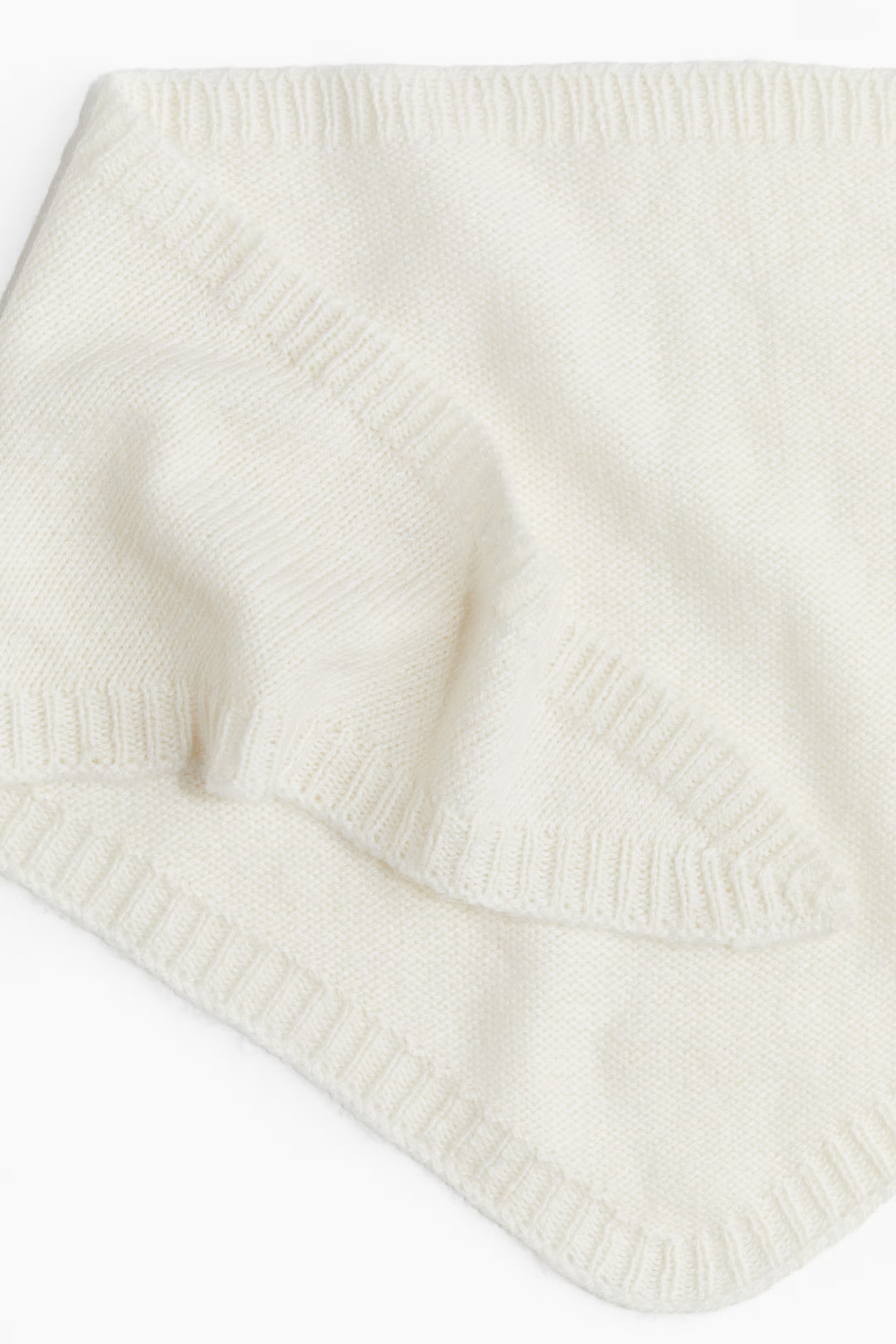 Knitted triangle scarf - Cream - Ladies | H&M GB | H&M (UK, MY, IN, SG, PH, TW, HK)