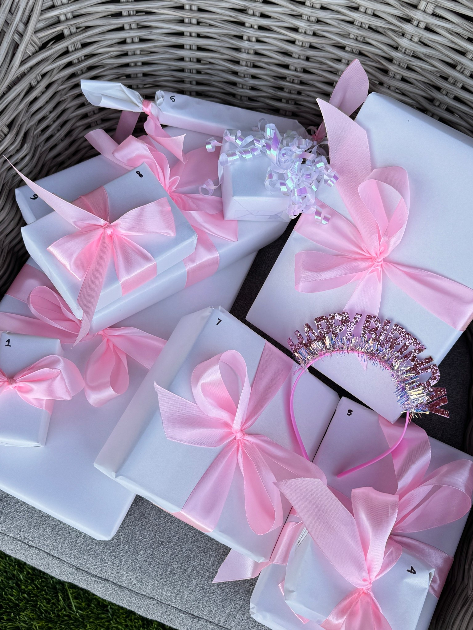 Birthday wrapping paper details 🩷

#LTKKids