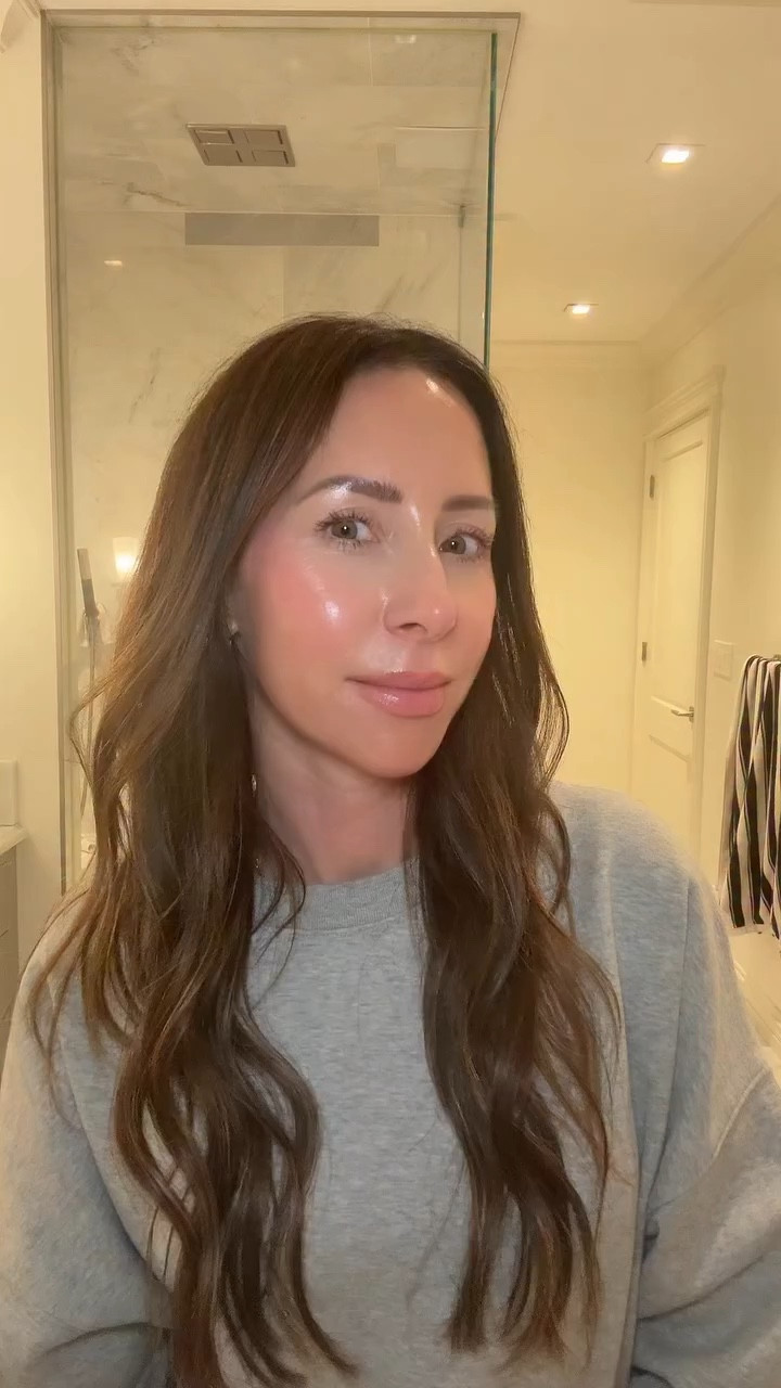 I’m 40. I’m an esthetician.
This is what I use to set my makeup for a glowy finish ✨

✨ dual layer mist (shake before use)
✨ water based serum + nourishing oil

✨ white truffle (antioxidant)
✨ vitamin E for smooth, radiant skin

✨ oil blend (avocado, sunflower, meadowfoam)
locks in hydration so makeup looks glowy, not flat

✨ ultra fine mist
melts into makeup, doesn’t sit on top

✨ non comedogenic
✨ safe for oily + acne prone skin
helps balance oil instead of making you look shiny

✨ not just for over makeup
use on bare skin, after cleansing, or between steps
this is just how I use it

This is what gives my makeup that smooth, lit from within finish @dalba_global 



#LTKOver40 #LTKBeauty #LTKselfcare
