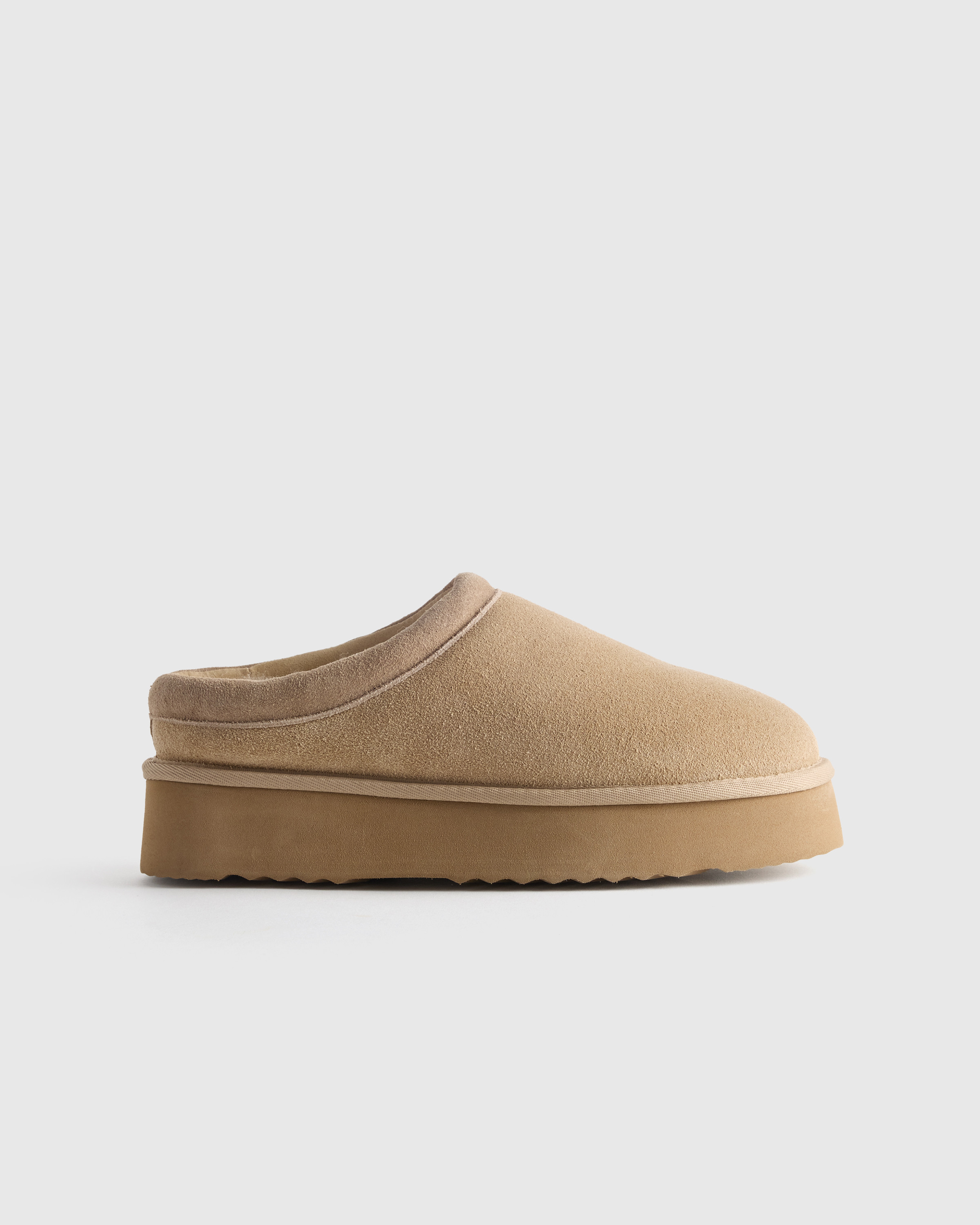 Quince | Women's Australian Shearling Platform Clog Slipper in Light Sand, Size 5 | Quince