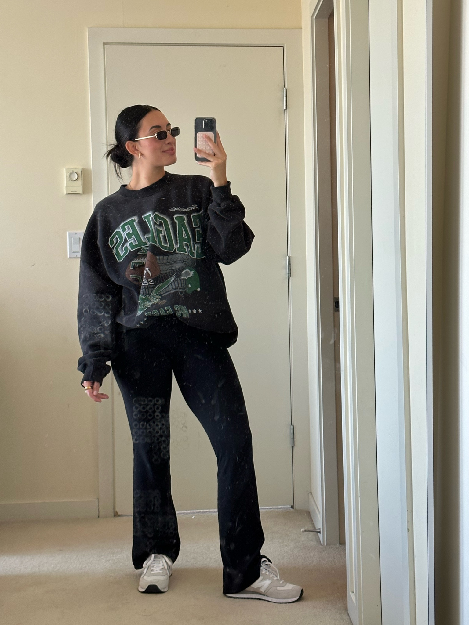 Sweatshirt: XL
Pants: 6