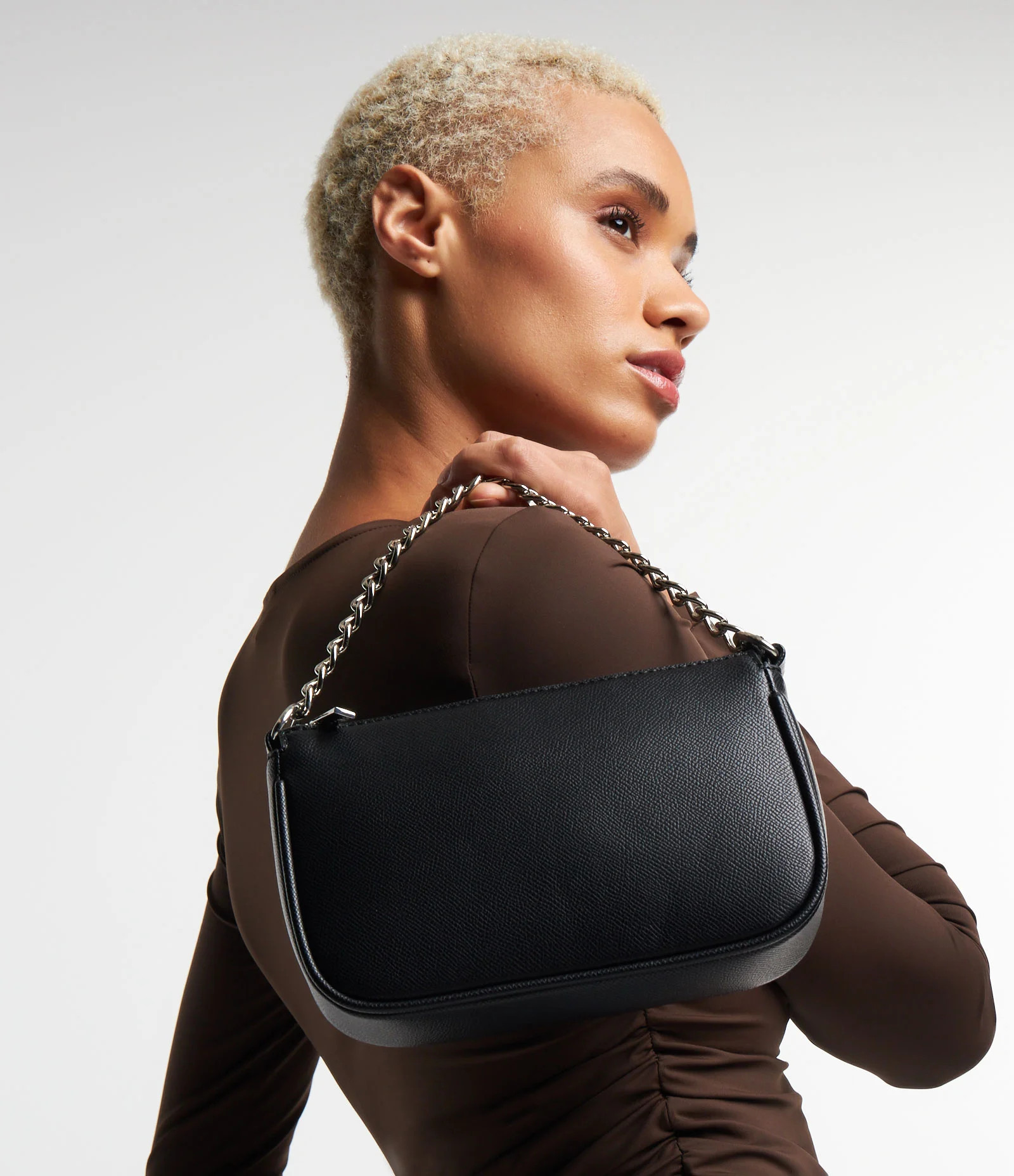 Bolsa Transversal Baguete com Alça de Corrente Preto - Lojas Renner | Renner (BR)