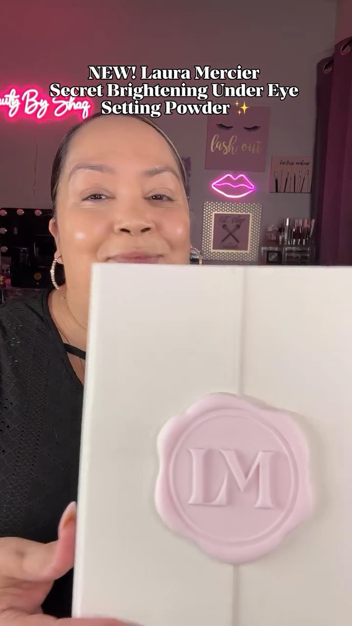 ✨ Brighten, Set & Care for Your Under Eyes! ✨
The NEW @lauramercier Secret Brightening Under Eye Setting Powder isn’t just for setting your concealer—it’s skincare in disguise! 💖 Infused with Vitamin E, glycerin, silica, and a coconut-derived emollient, it nourishes while keeping your under eyes crease-free and luminous all day.

I chose the Peach shade to color-correct my dark blue under-eye circles 🩵 and instantly brighten my look. The dermatologist- & ophthalmologist-tested formula is gentle, safe, and perfect for the delicate eye area—making it a must-have for makeup lovers and anyone who wants a smooth, flawless finish.

🌟 Lightweight. Brightening. Skincare-infused. Your under-eye best friend has arrived!

#LauraMercier #SecretBrighteningPowder #UnderEyePowder #BrighteningPowder #PeachPowder #ColorCorrector #MakeupTips #MakeupArtistApproved #SettingPowder #EyeBrightening

#LTKBeauty #LTKFindsUnder50 #LTKOver40