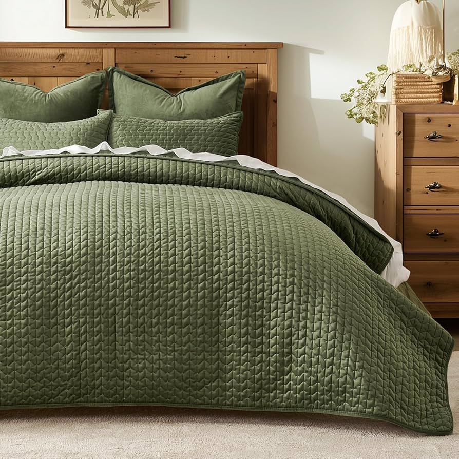 EVERGRACE Luxury Velvet Quilt Set King Size 3 Piece, Soft Oversized Cross-Stitch Velvet Comforter... | Amazon (US)
