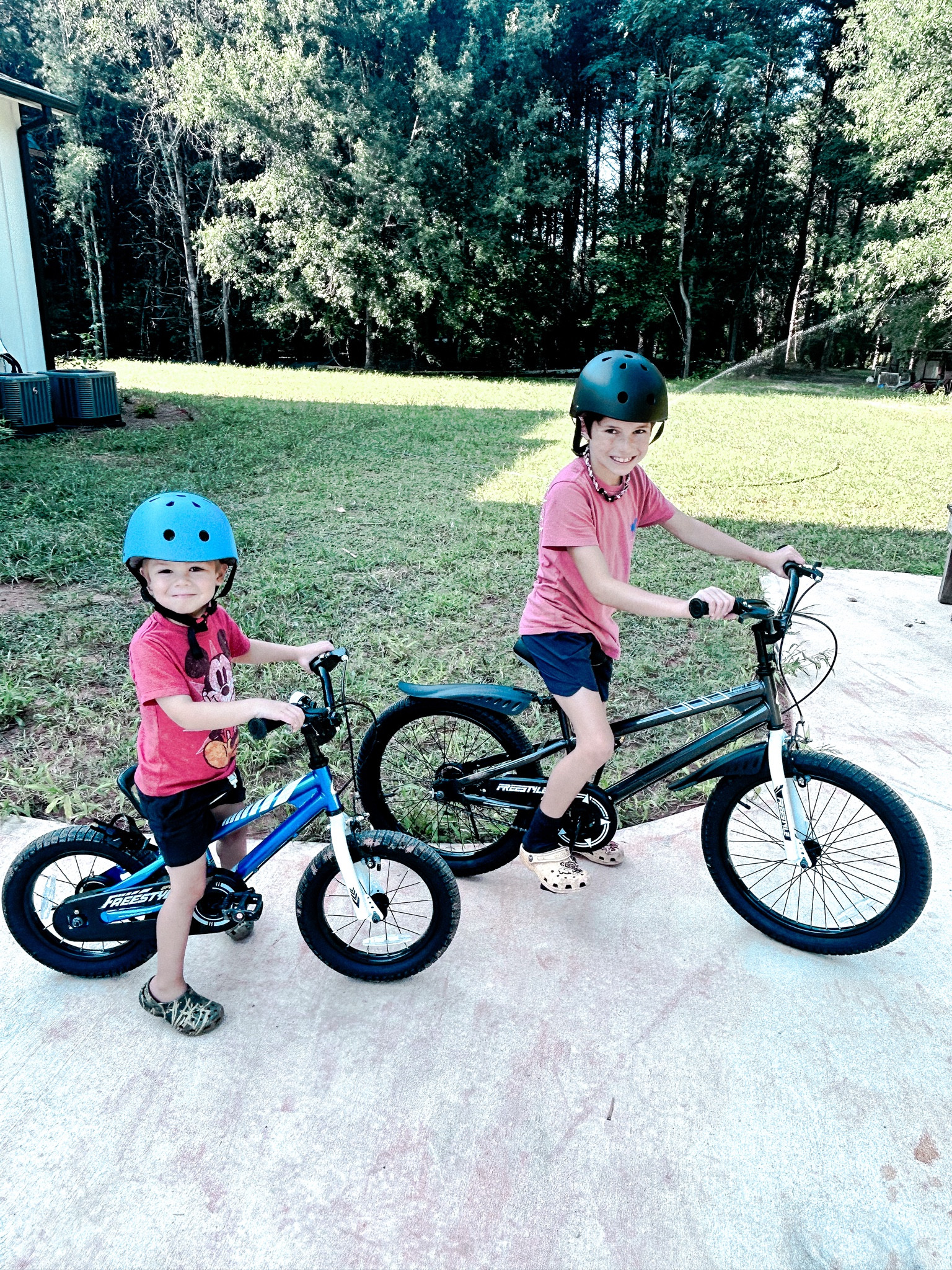 🚲 Let's roll into the weekend with some royal fun on our @royalbabybikes kids bikes! Whether it's cruising around the neighborhood or tearing up the trails, these bikes are the perfect way to keep our little ones active and adventurous. From training wheels to two-wheelers, every ride is a new opportunity for them to explore, learn, and grow. So grab your helmet, hop on your bike, and let's make some memories together! 🌟 #royalbabybikes #kidsonbikes #outdooradventures #weekendfun #ridewithroyalty