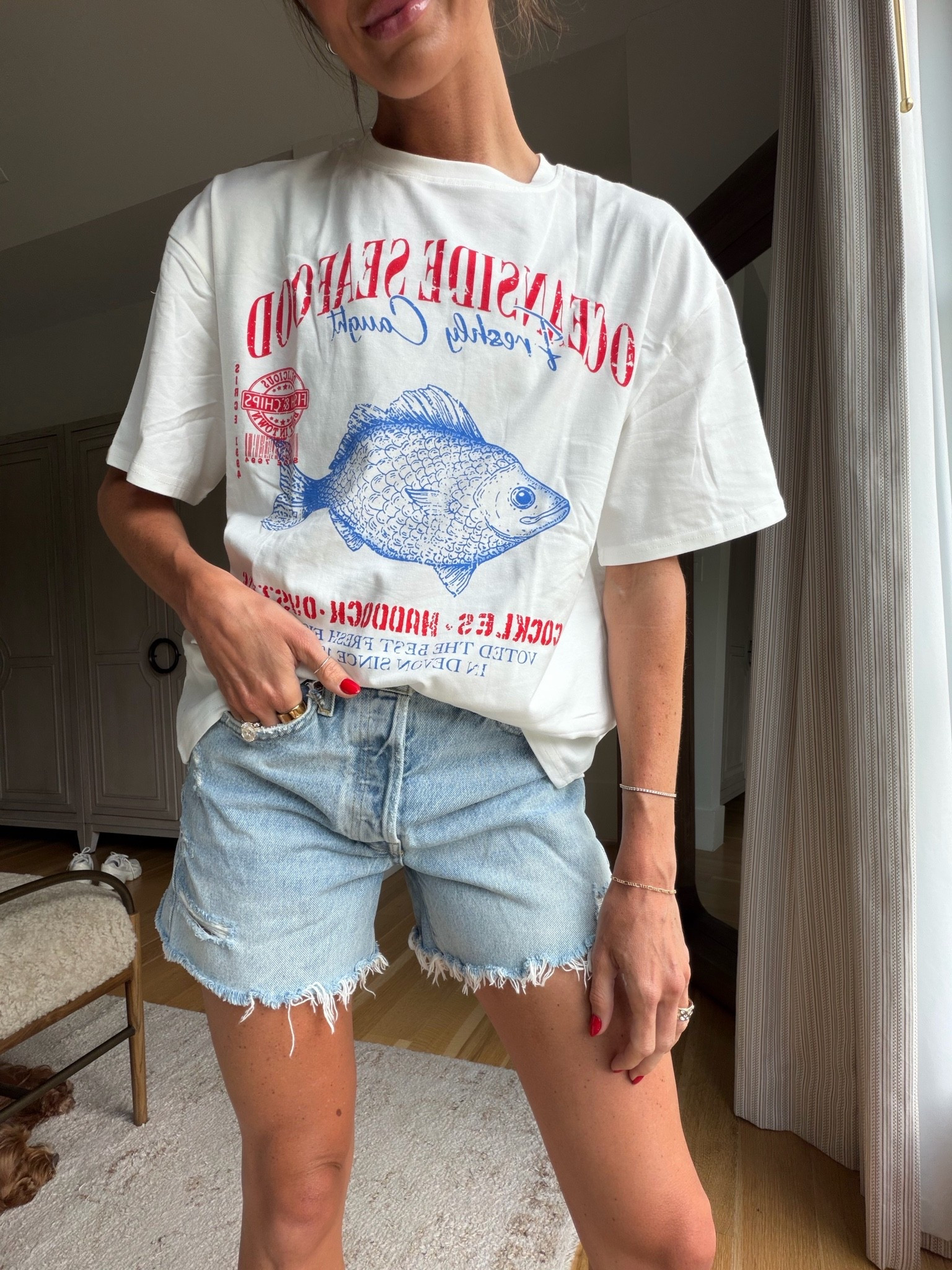 Cutest Amazon graphic tee! Wearing size small