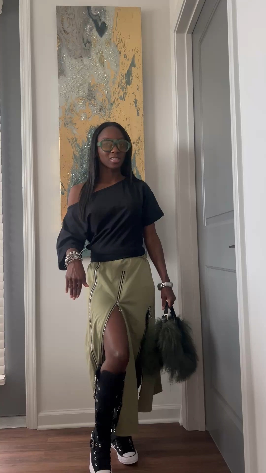 Pre fall outfit glasses shein
Top SHEIN
Skirt SHEIN 
Shoes converse 
Purse Brandon Blackwood