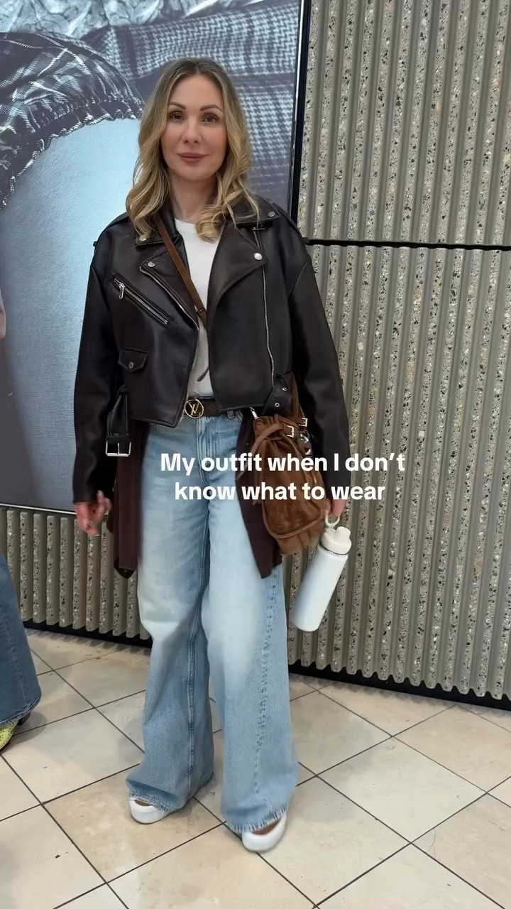 🤷🏼‍♀️ when I don’t know what to wear. 
White T-shirt + wide jeans + suede shoes + leather jacket 
Suede purse and sweater just for styling purposes 😉 
Yes or no ? 
#ootd #grwm #fashion