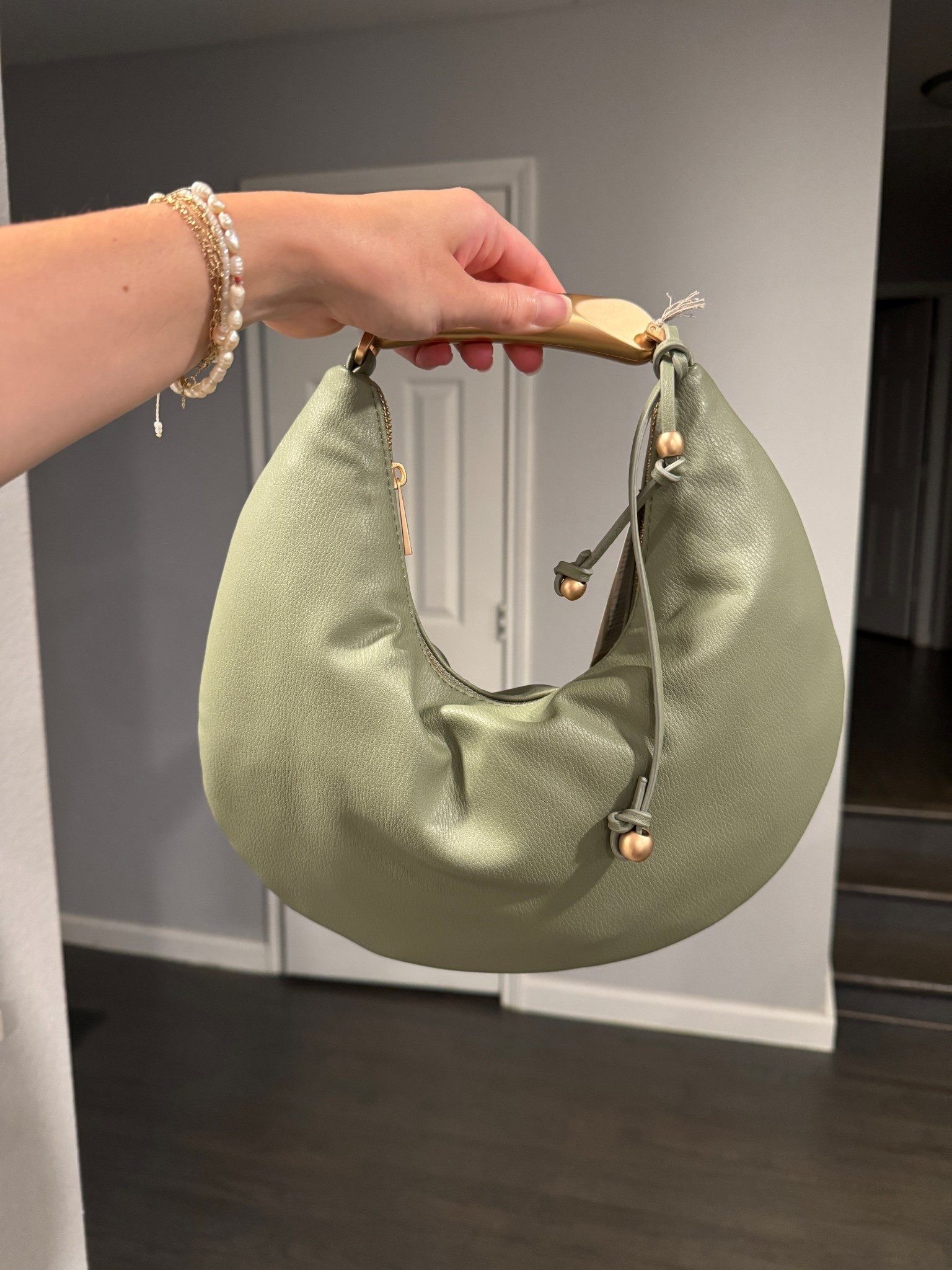 Perfect bag for Fall that also comes in black and a suede brown

Crescent Bag

Crescent purse

Metal handle purse

Metal handle crescent bag


#LTKStyleTip #LTKFindsUnder50