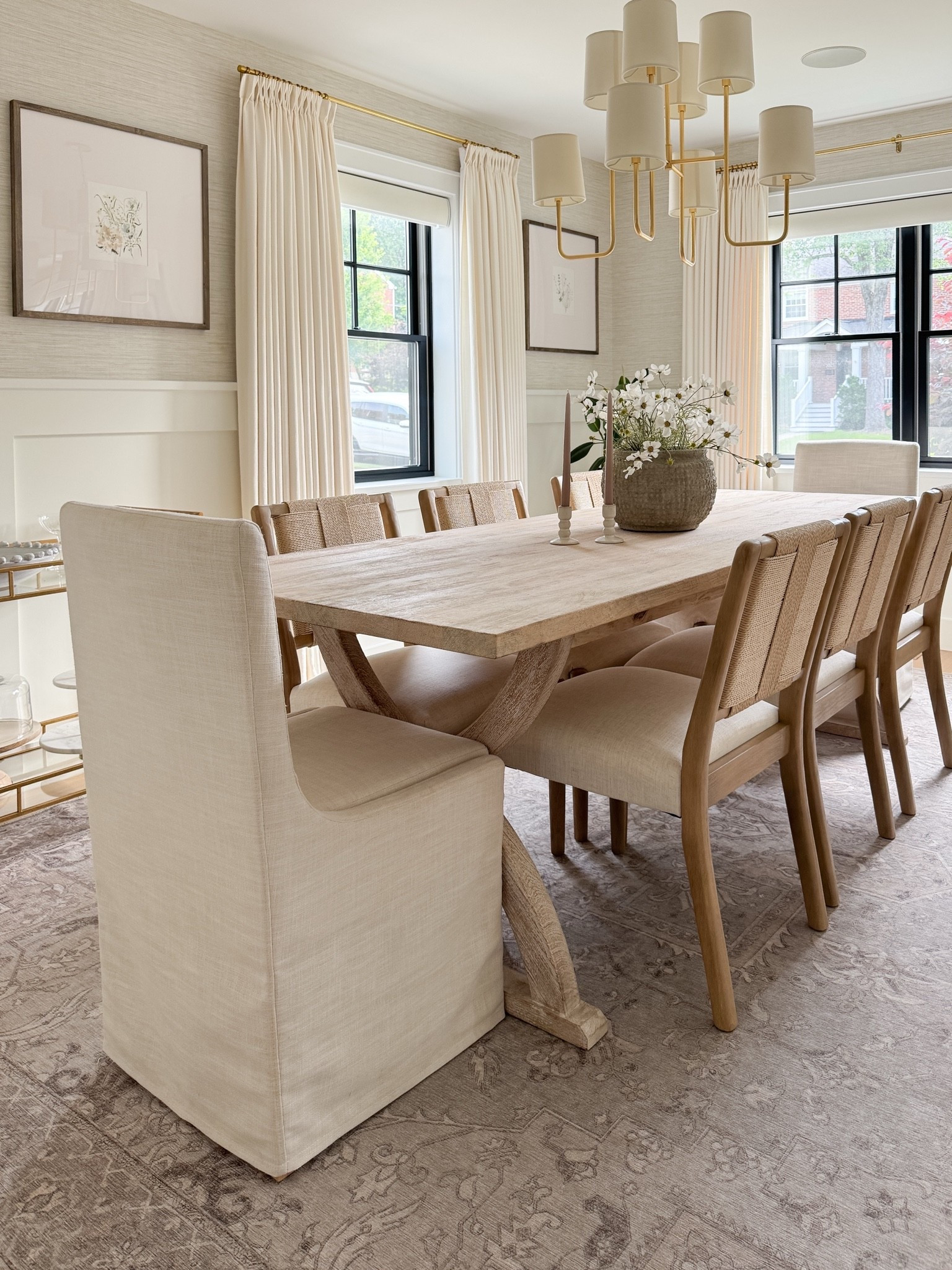 Absolutely in LOVE with my new dining table and chairs. Give the perfect mix of coastal and French country. I think Ina Garten and Nancy Meyers would agree…