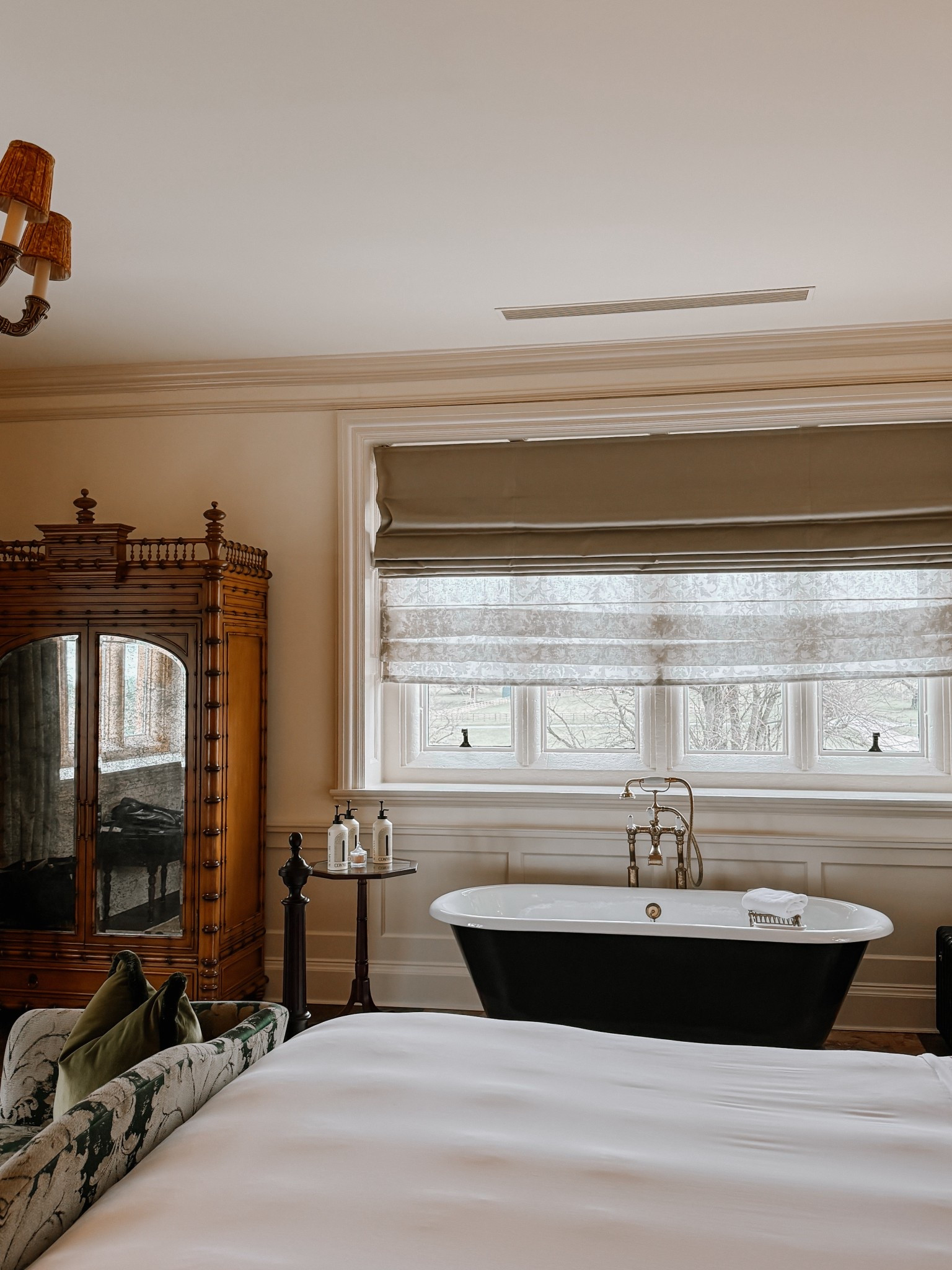 #EGPartner @expedia just launched their annual Unpack report and one of my very favorite destinations is trending for 2026! Known as a scenic muse for many a creative, the Cotswolds is one of England’s premier destinations, where many TV series and movies have been filmed.  It's a place I love for its rolling hills dotted with historic, quaint villages. Nature paths, cozy pubs, charming shops and excellent hotels...The Cotswolds is a place I'll never tire of exploring.

(But I'm also adding some of their other Destinations of the Year to my personal bucket list!!)

#UnpackTravelTrends #Paidlink #Ad 

#LTKTravel