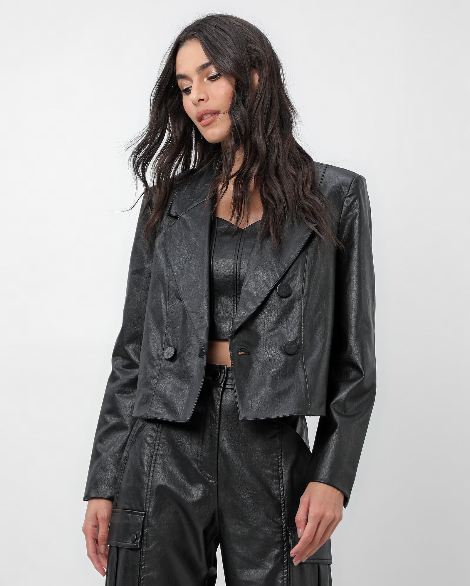 Jaqueta feminina em poliuretano botões preta | AK by Riachuelo | Riachuelo (BR)