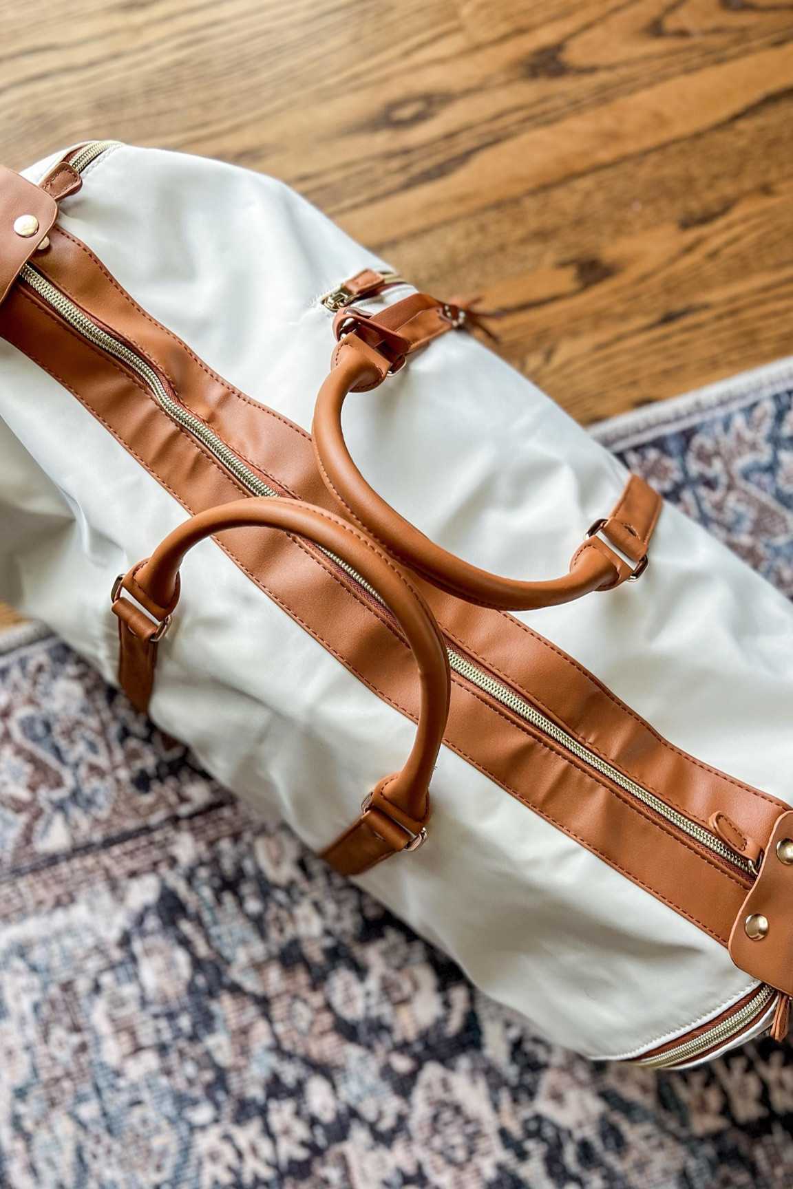 What is this sorcery?! 



⚫️ 2 in 1 hanging garment bag & duffle
⚫️ Water resistant 
⚫️ Shoe pouch included 
⚫️ Pocket for passport & phone 

Mine was delivered next day (in case you’re leaving for vacay soon). 

#travel #amazonfinds #travelmusthaves #amazongadgets #travelessentials #travelbag #suitcase

#LTKTravel