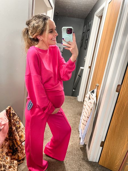 Cropped scuba sweatshirt // lounge pants // maternity // bump friendly // Walmart // women’s Walmart // winter outfit // airport outfit // lounge outfit 

#LTKMostLoved #LTKbump #LTKfindsunder100