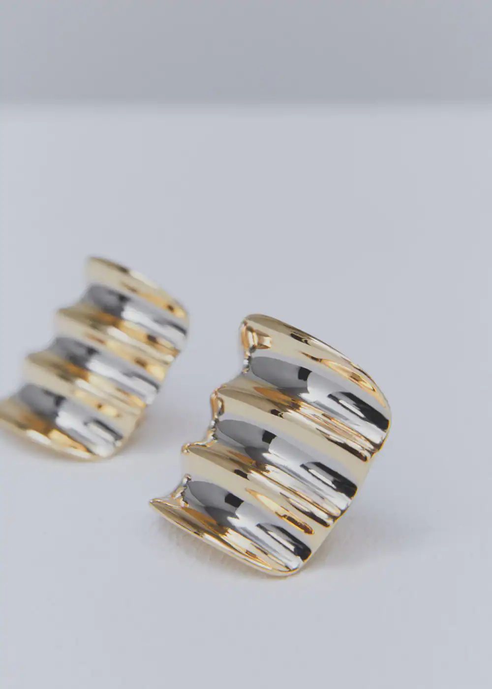 Earrings with wavy relief  -  Women | Mango USA | MANGO (US)