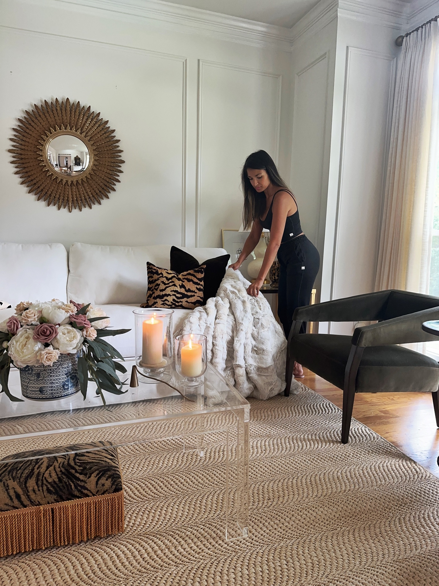 My @donnasalyersfabulousfurs throw blanket is a hot commodity around here. We all fight over who gets to use it! Haha. (#ad)  They also have other home items such as pillows and rugs!  And if you’re wanting a comfortable, warm, faux fur jacket, they’ve got you covered.  Go ahead and check them out!




#fabulousfurs
#fabulousfurspartner 

#LTKhome