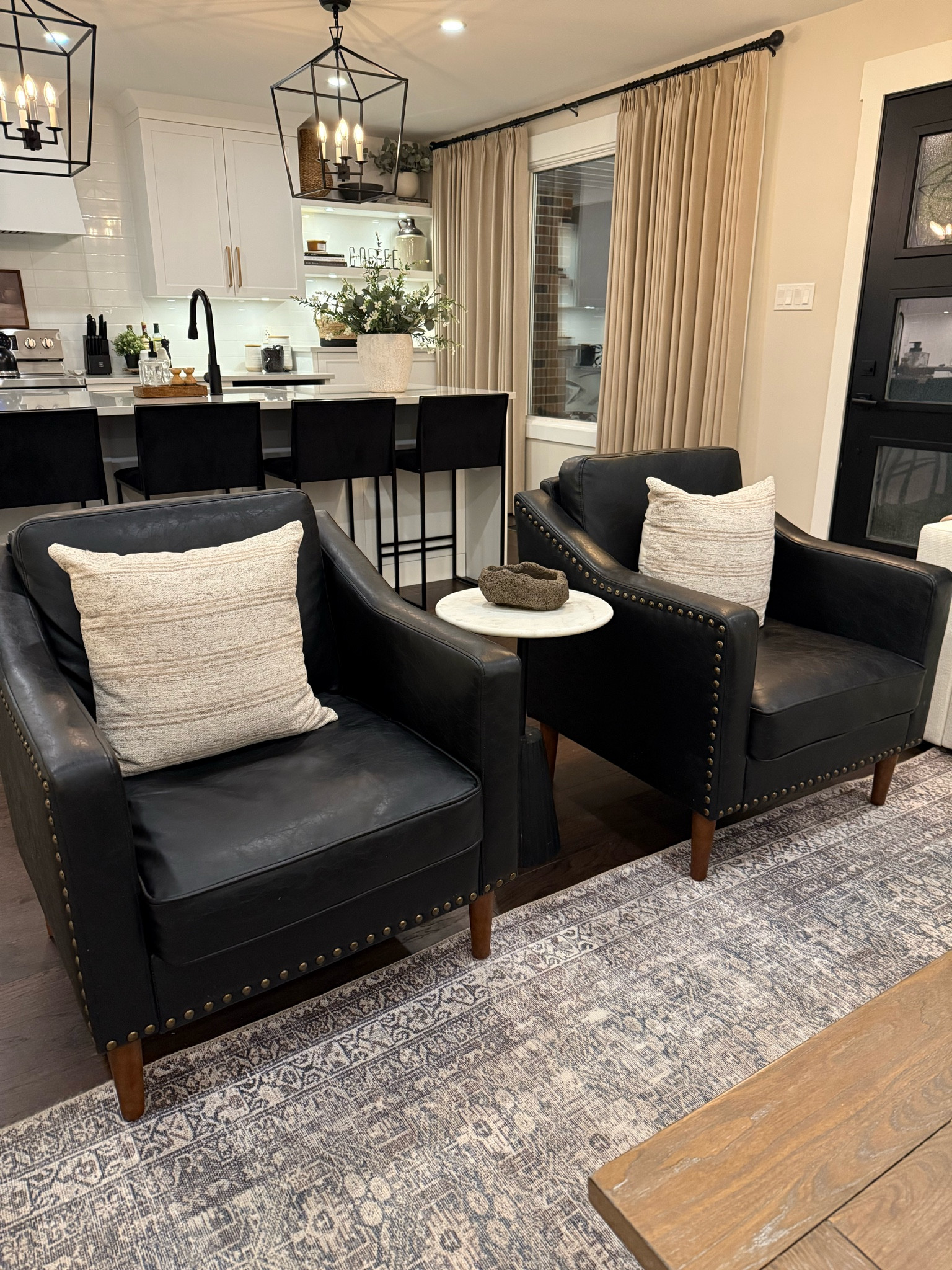 My new accent chairs are on major sale right now! Check them out here 🤎

Wayfair
Accent chairs
Leather Chairs
Black leather chairs
Side table
Throw pillow
Neutral home
Living room decor


#LTKstyletip #LTKsale #LTKcasa