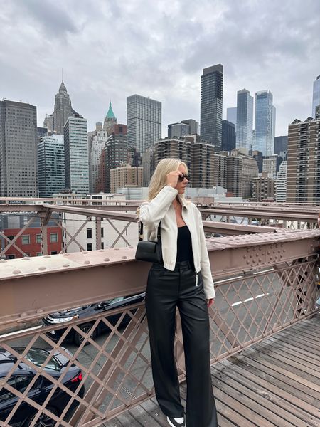 I went super casual when walking around NYC, I wanted to be comfy but still put together so this was the outcome! I love this outfit! The trousers are a firm staple in my wardrobe for A/W 🫶🏽


#leatherlooks #autumnoutfit #zara #hm 