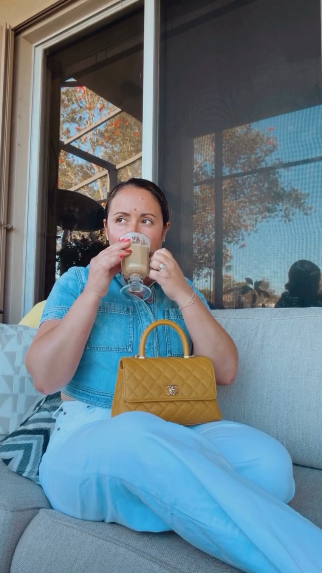 Today’s #ootd - love this simple outfit denim on denim formula 💙🤍💛