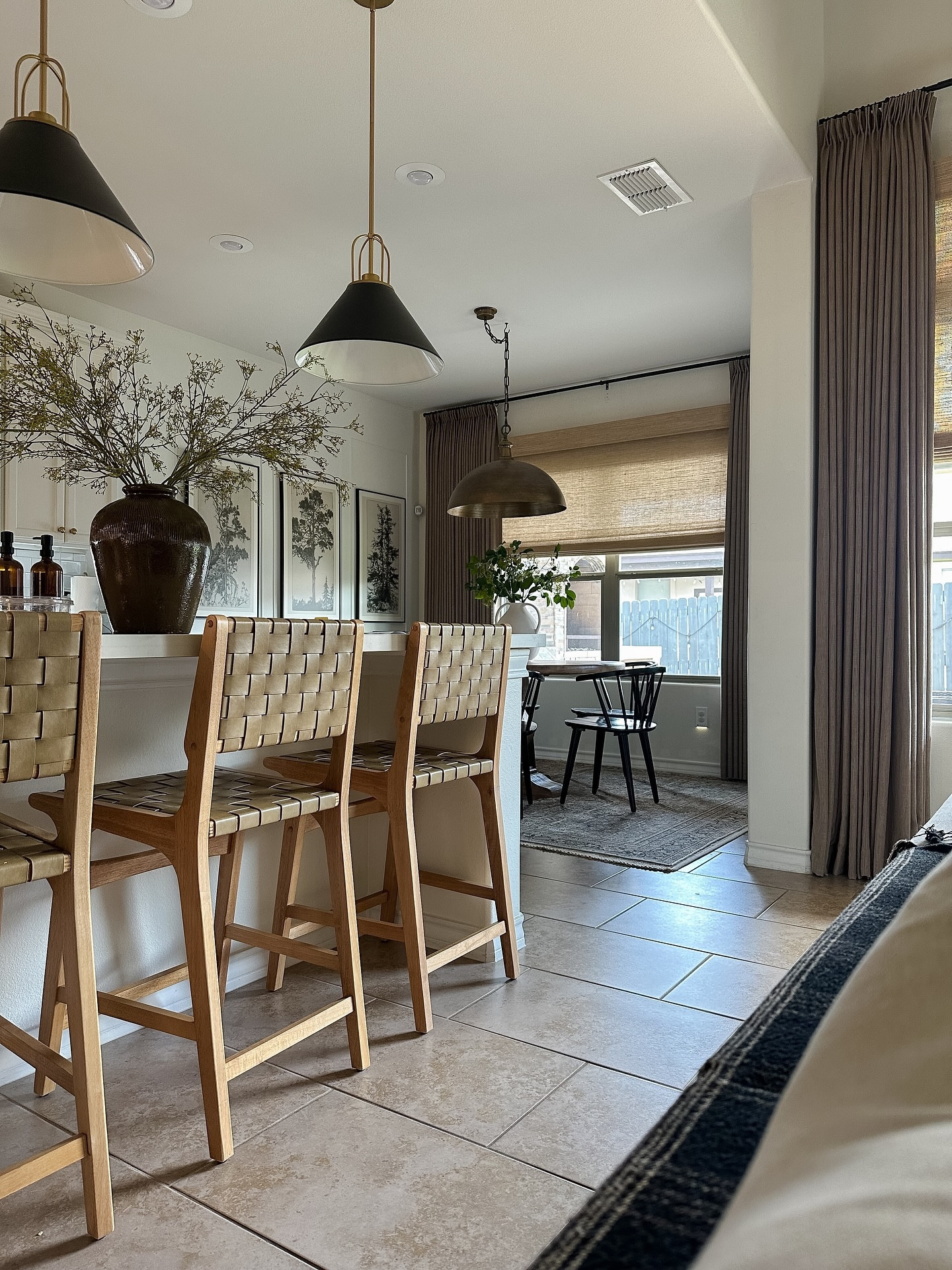 Well, I don’t think I’ve ever shared this angle in our home. 😂 I’m excited to show you something that will be changing in this space soon. Any guesses? 👀
Also, swipe left for a photo bombed image. 😆
.
.
.
#budgetfriendlydecor #affordablehomedecor  #stylewithme #dailyreels #reelsinstagram #homeinspo #reelitfeelit #interiorinspiration #designonadime #designonabudget @ballarddesigns @twopagescurtains @hunterfanco @safavieh #budgetfriendly #homedecor #boujieonabudget #makehomeyours #smmakelifebeautiful
#howedwell #howyouhome #myneutralhome #dailydecordose #ａｅｓｔｈｅｔｉｃ