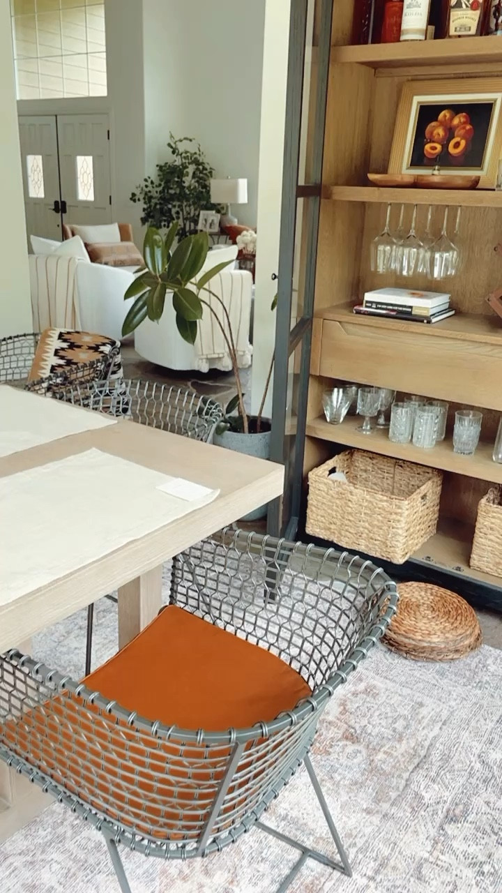 How I store my most used table linens…

#tablerunner #placemat #tablecloth 

#LTKHome #LTKFindsUnder100 #LTKVideo