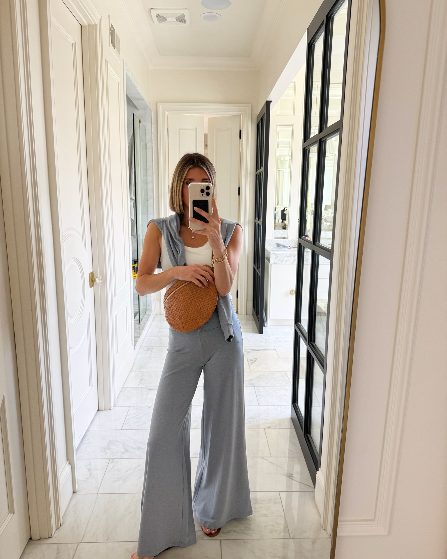 New athleisure wear outfits mom friendly from @Vuori US / also has a gift with purchase #vuoripartner

Get a free limited-edition tote on all orders of $250 or more. Valid while supplies last. See FAQs on Vuori.com for more details. Available online from April 30–May 7