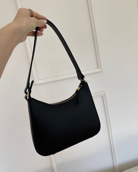 Black shoulder bag 

#LTKstyletip #LTKtravel