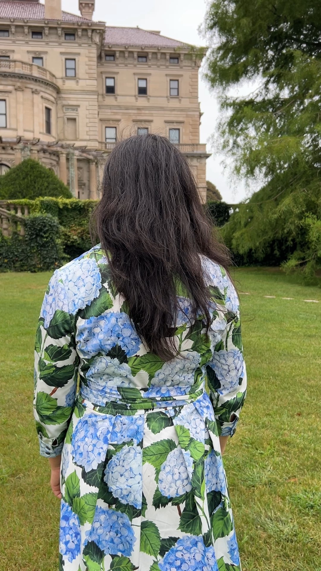 Hydrangea prints all summer long 😍 I linked similar Oscar de la Renta dress fabric to my post. 