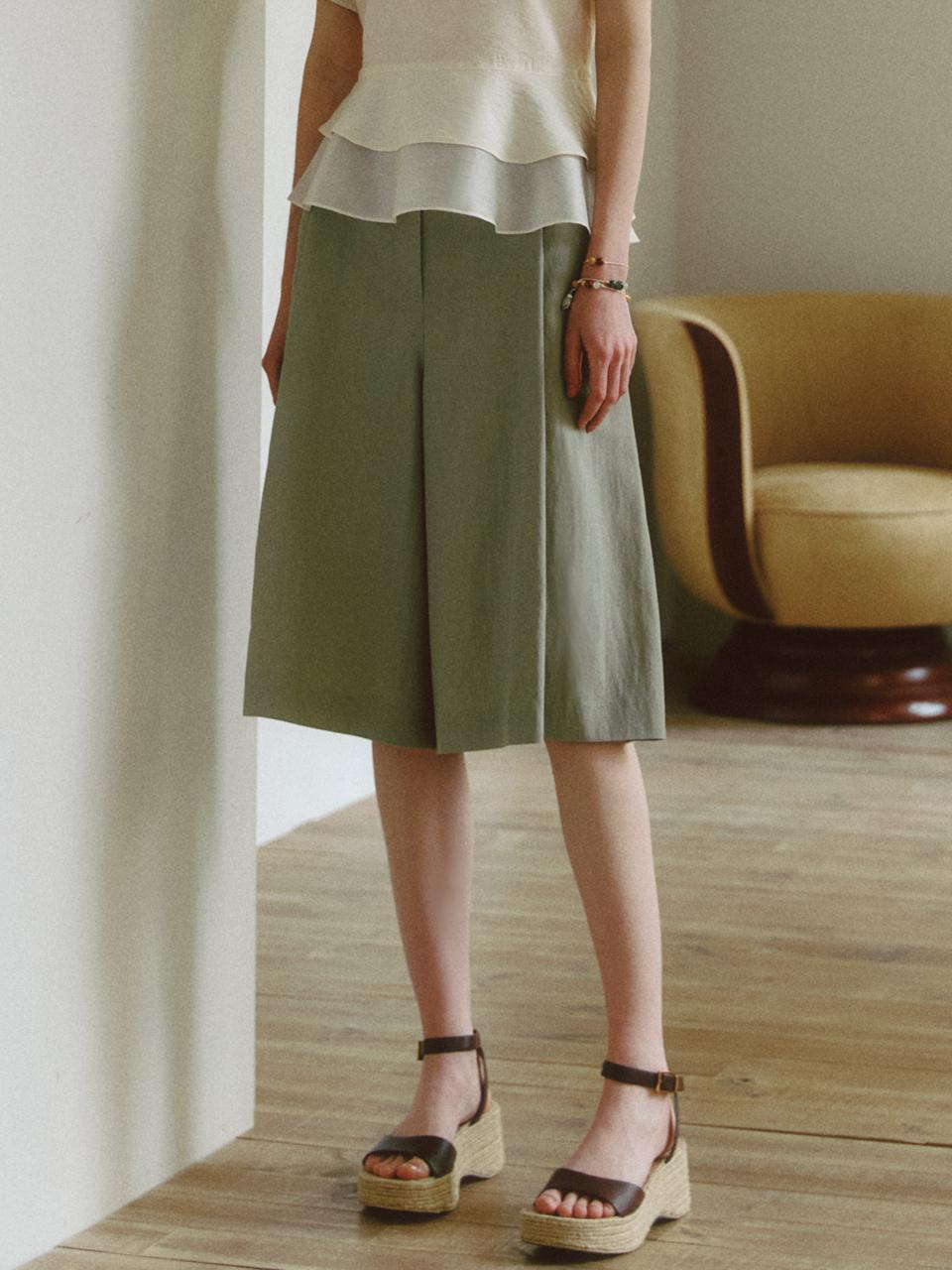 One Tuck Flare Bermuda Pants | W Concept (US)