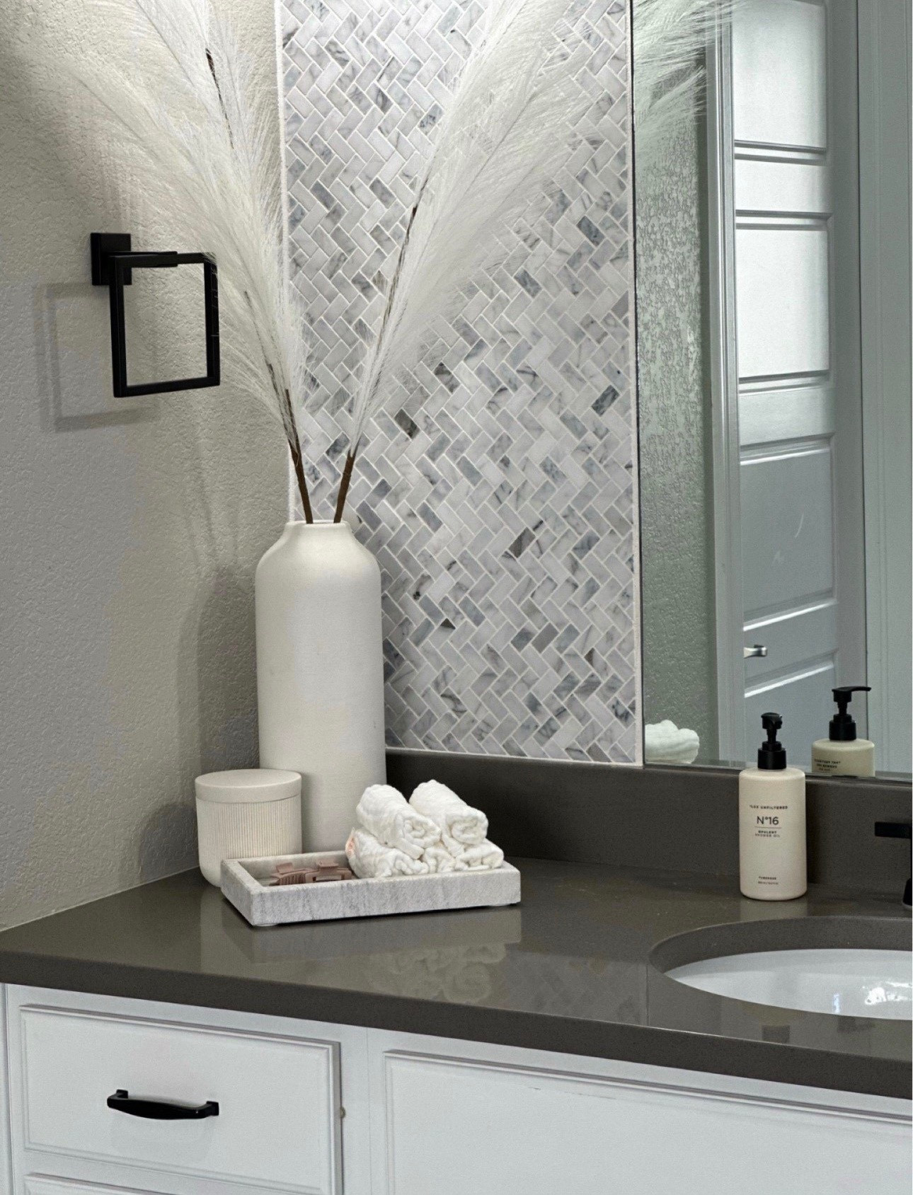 Neutral bathroom accents! 

Modern | minimalist | neutral | marble | tray | vase | top picks 


#LTKHome #LTKOver40 #LTKdayinmylife