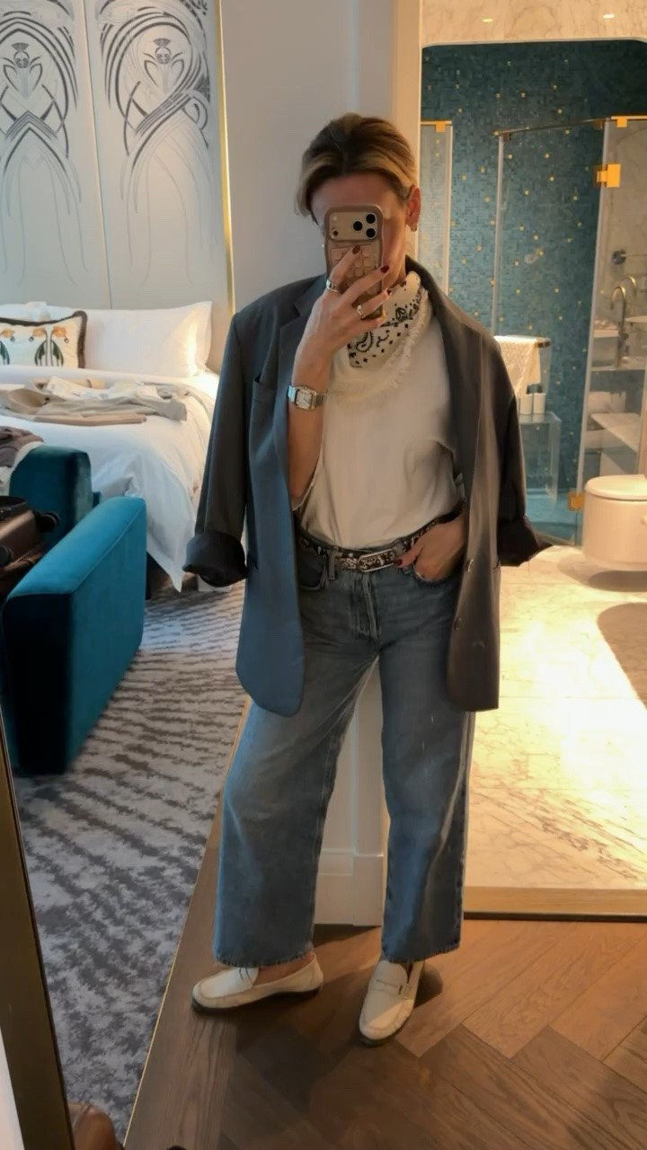 Walking tour ootd, wore this outfit on a 3+ hour tour and it was so comfy and felt elevated yet casual for daytime. My jeans are a 25, and my blazer is xxs (runs very big). My loafers are the best elevated walking shoes