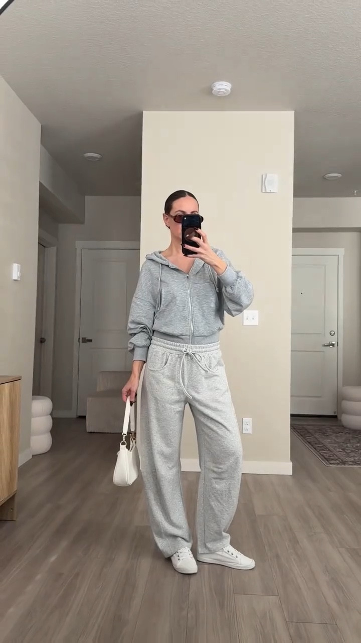 lightweight comfy barrel sweatpants.  so so good!!

#sweatpants #greysweatpants #zipperedhoodie 

#LTKFindsUnder50 #LTKSaleAlert #LTKootd