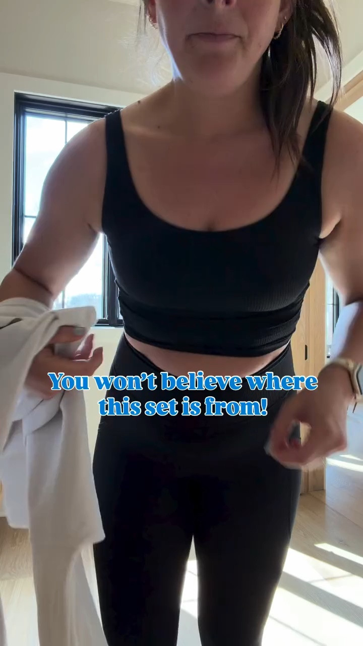 What better way to drum up some motivation for a workout than putting on an activewear set that makes you feel 🔥🔥 comment SHOP for links to my favorite pieces right now! 

This set is currently on sale and just $8 for the top and $11 for bottoms! 

#oldnavystyle #ltkactive #activewearonline #casualstyle #postpartumfitnessjourney @oldnavy