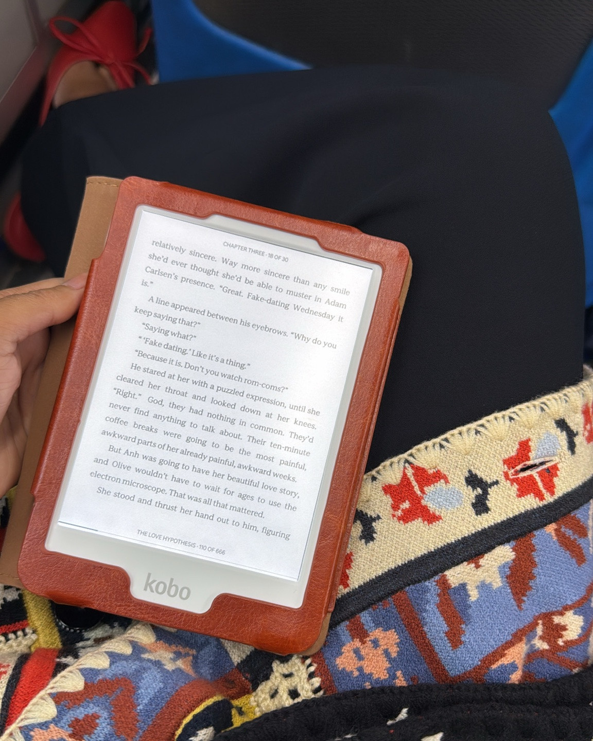 Cozy autumn vibes on my commute home with my Kobo ereader and Farm Rio cardigan 📕 ❤️

#LTKootd #LTKdayinmylife #LTKWorkwear