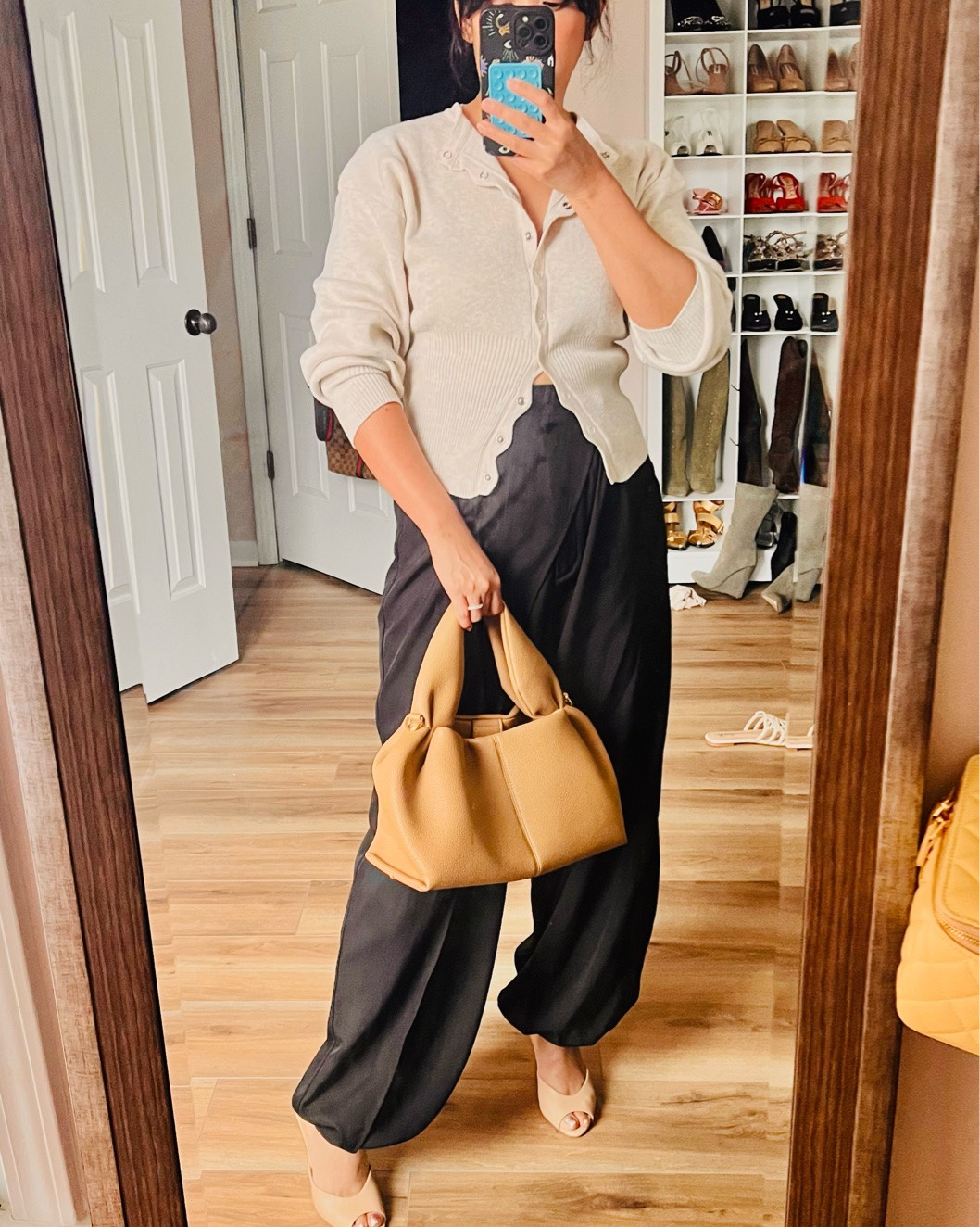 Monday’s outfit inspo. 
1 outfit, 2 styles
Scallop cardigan and ballon pants are from Shein.