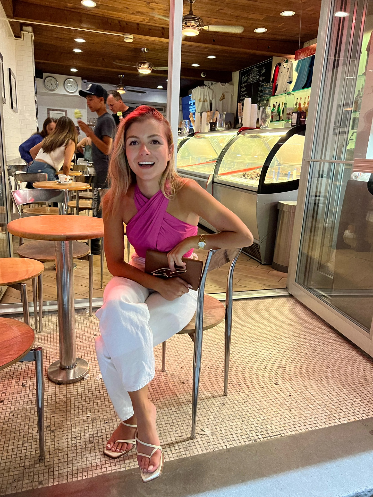 White balloon jeans on sale right now, perfect for a synch waist and relaxed leg. Petite friendly 💗 Favorite top for a night out 