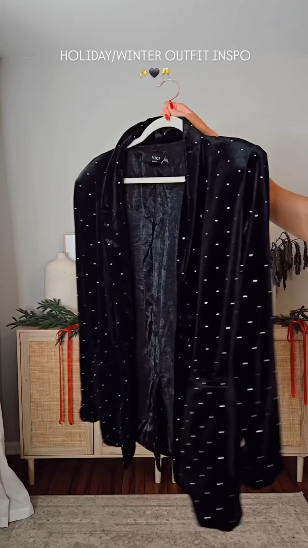 ‘it’ girl blazer holiday party outfit! size M! use code LEANN35 for 35% off anything vici! this blazer would be perfect with jeans, over a dress or skirt! holiday outfit 

#LTKootd #LTKHoliday #LTKFindsUnder100