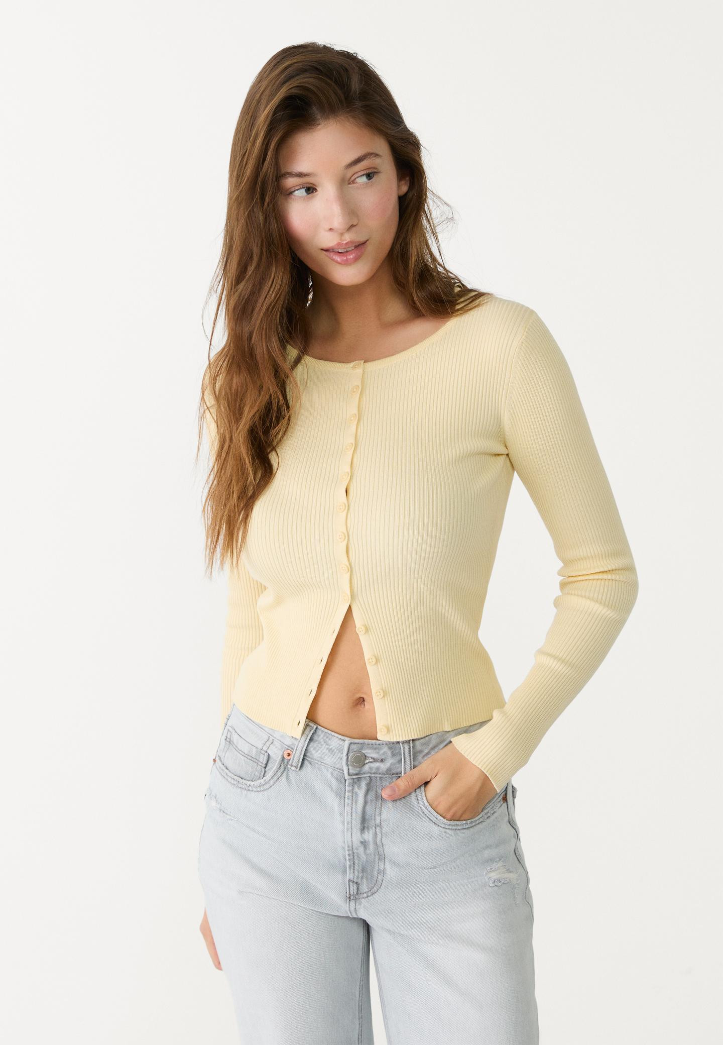 Gerippte Strickjacke mit Knöpfen - Strick für Damen | Stradivarius Deutschland | Stradivarius DE