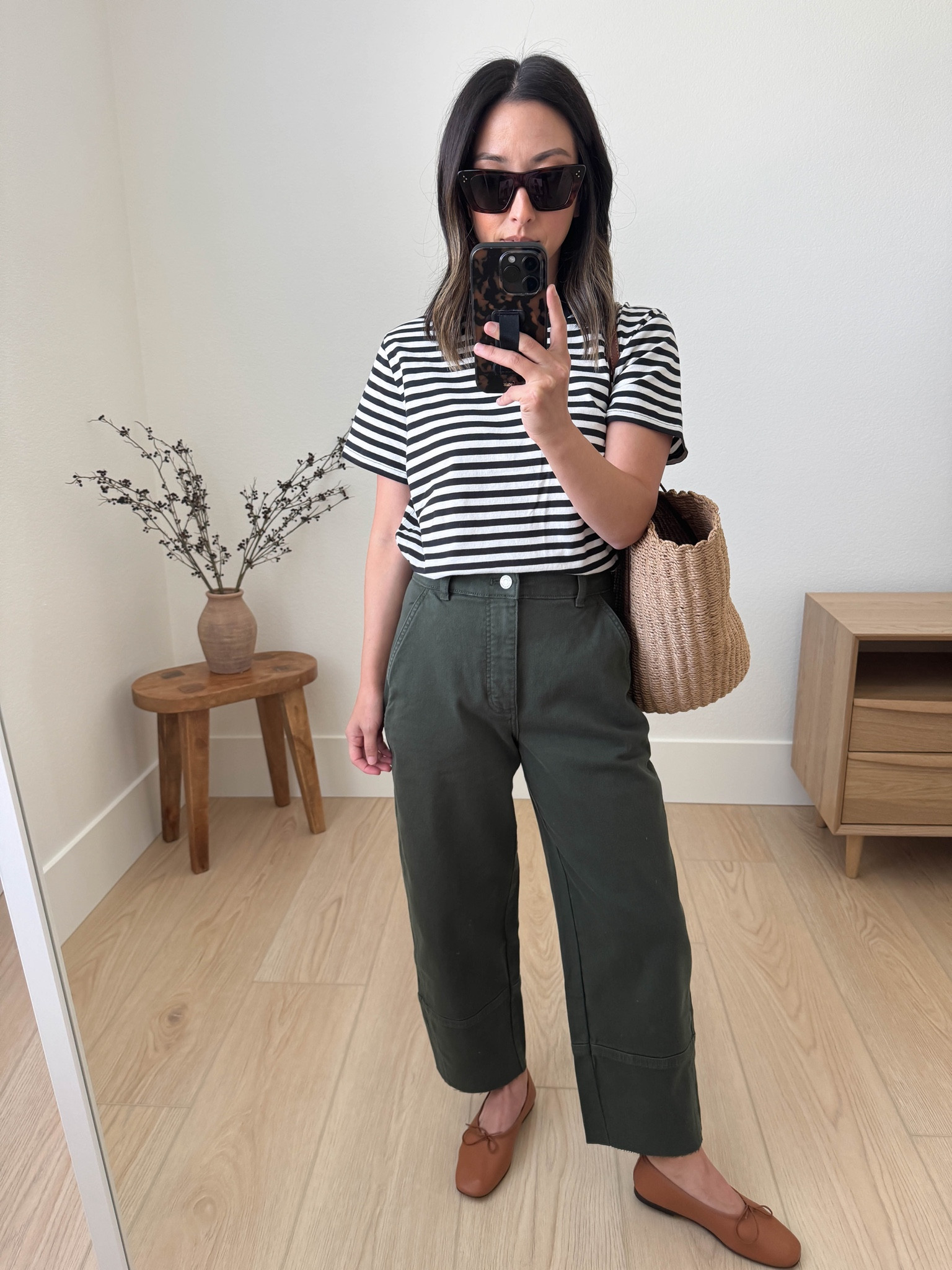 Everlane utility barrel jeans. The shorter inseam works at full length, but this style looks better cropped on me so cut the hems. I also size up so they’re ultra comfy. This dark green is a new color and it’s perfect!

Everlane tee medium
Everlane pants 25. Cut hems
Everlane flats 5
J.crew tote
YSL sunglasses 

#LTKShoeCrush #LTKBacktoSchool #LTKItBag