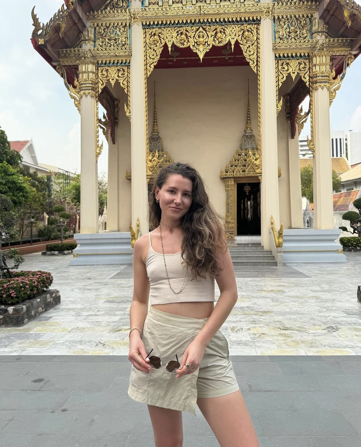 Simple travel outfit 🫶🏼 #simpleoutfits #nudestyle #neutralcolors #neutraloutfit #cargoskirt #cargostyle #cargoshorts #cargopants #travelstyle #thailandstyle 