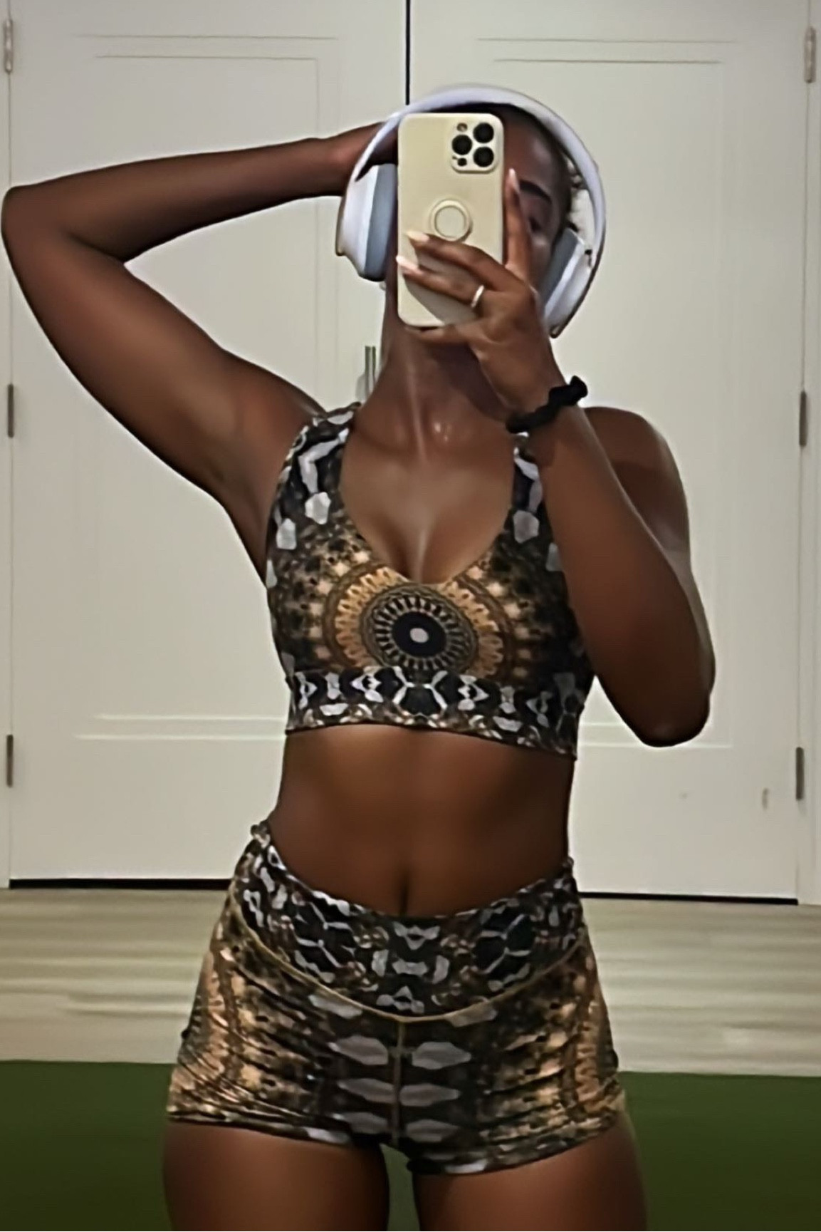 Favorite workout set. Its fun and comfy and super flattering on the body. #fitness #workout #matchingset #sporty #wolven

#LTKFitness #LTKstyletip