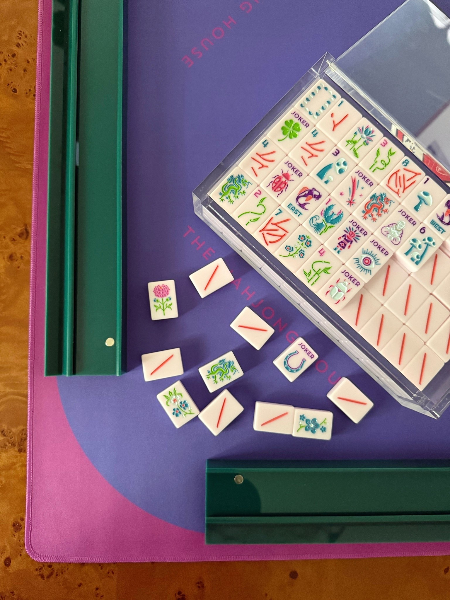 Playing with color combos today…these green racks are so gorgeous and this mat is quickly becoming my most versatile 💞 

Racks: The Mahjong House
Mat: The Mahjong House
Tiles: The Mahjong Line
Display Box: Peace Love Mahjong