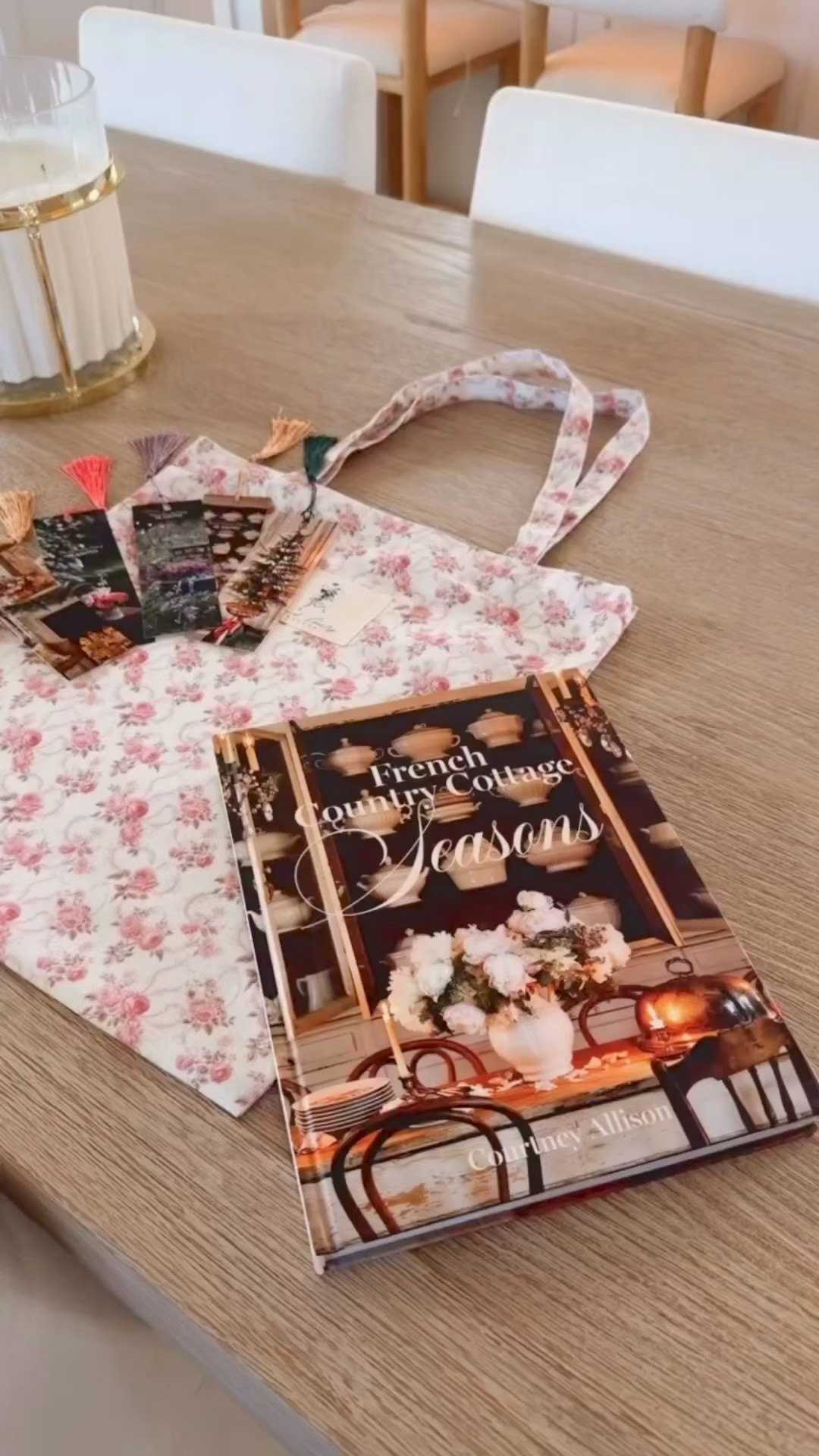 My friend Courtney Allison's beautiful book Seasons is filled with gorgeous home and garden inspiration, along with favorite family recipes.🤍