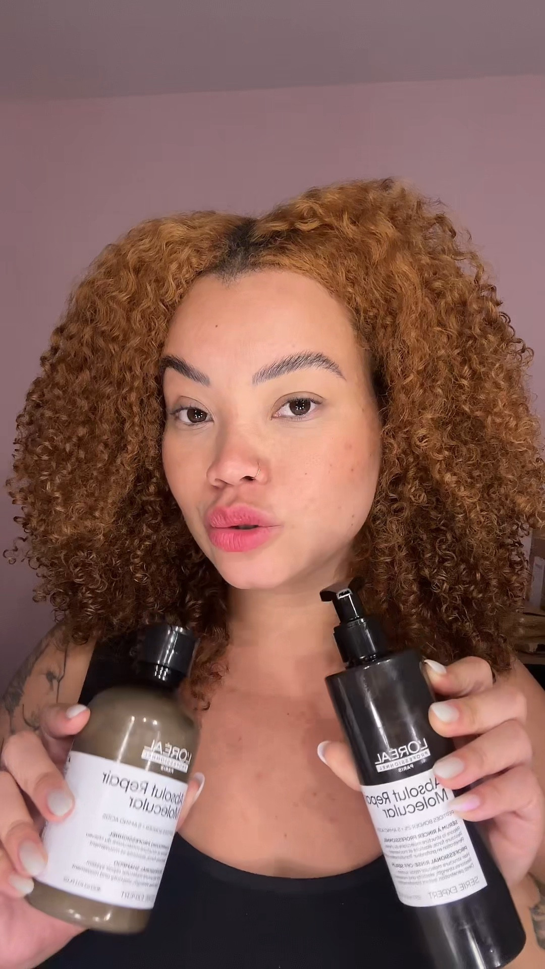 Esse produto você precisa conhecer se seu cabelo tá acabado, esbagaçado, pedindo arrego: 

• O Kit L'Oréal Professionnel Absolut Repair Molecular Duo Treat conta com dois produtos inovadores que renovam a vida dos fios. 

📍 O Shampoo Absolut Repair Molecular limpa, desembaraça e proporciona um alto nível de cuidado através de uma fórmula que trata os fios de dentro para fora, desde a fibra capilar. 

📍 Já o Sérum Capilar Absolut Repair Molecular, penetra os ativos profundamente na fibra capilar, promovendo a reconstrução da estrutura molecular dos fios, restaurando a flexibilidade e o movimento dos cabelos. 

Promete reparar 2 anos de danos em apenas um uso. 
Você já conhecia essa linha? Comenta aqui 🫰🏻

#ltkbrasil #loreal 
